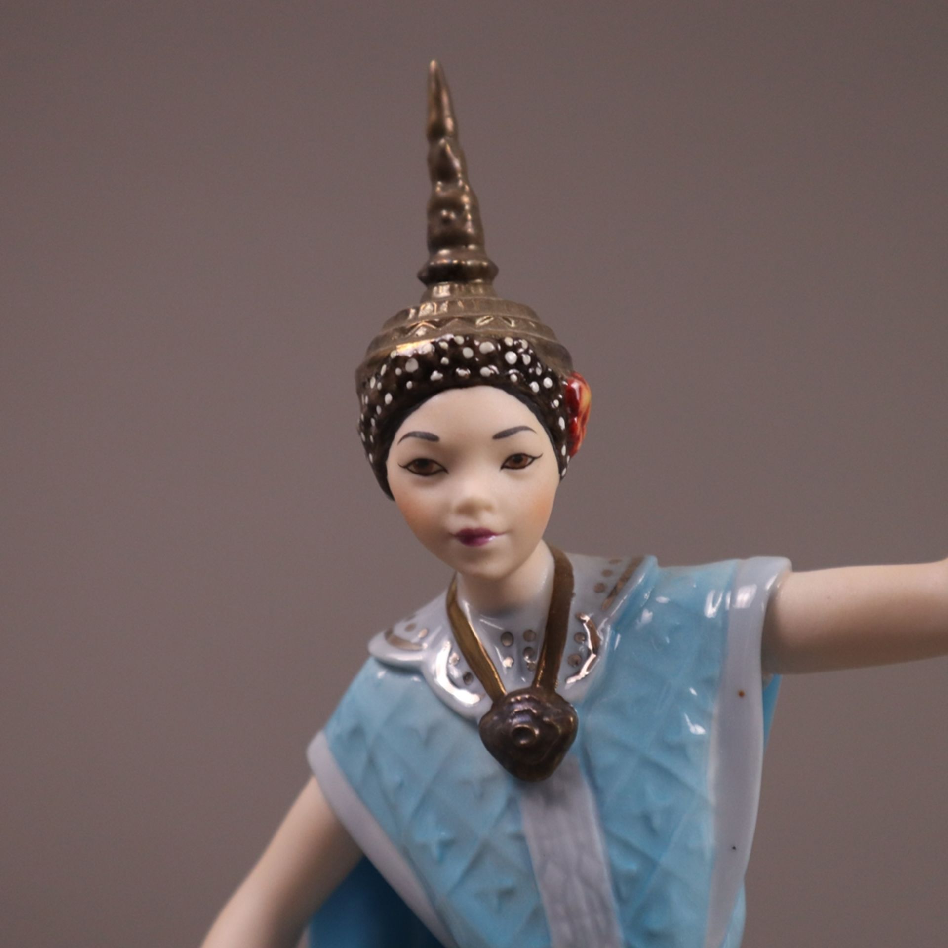 Porzellanfigur "Suriya - thailändische Tänzerin" - Goebel, Porzellan, polychrom bemalt, auf runder - Image 2 of 10