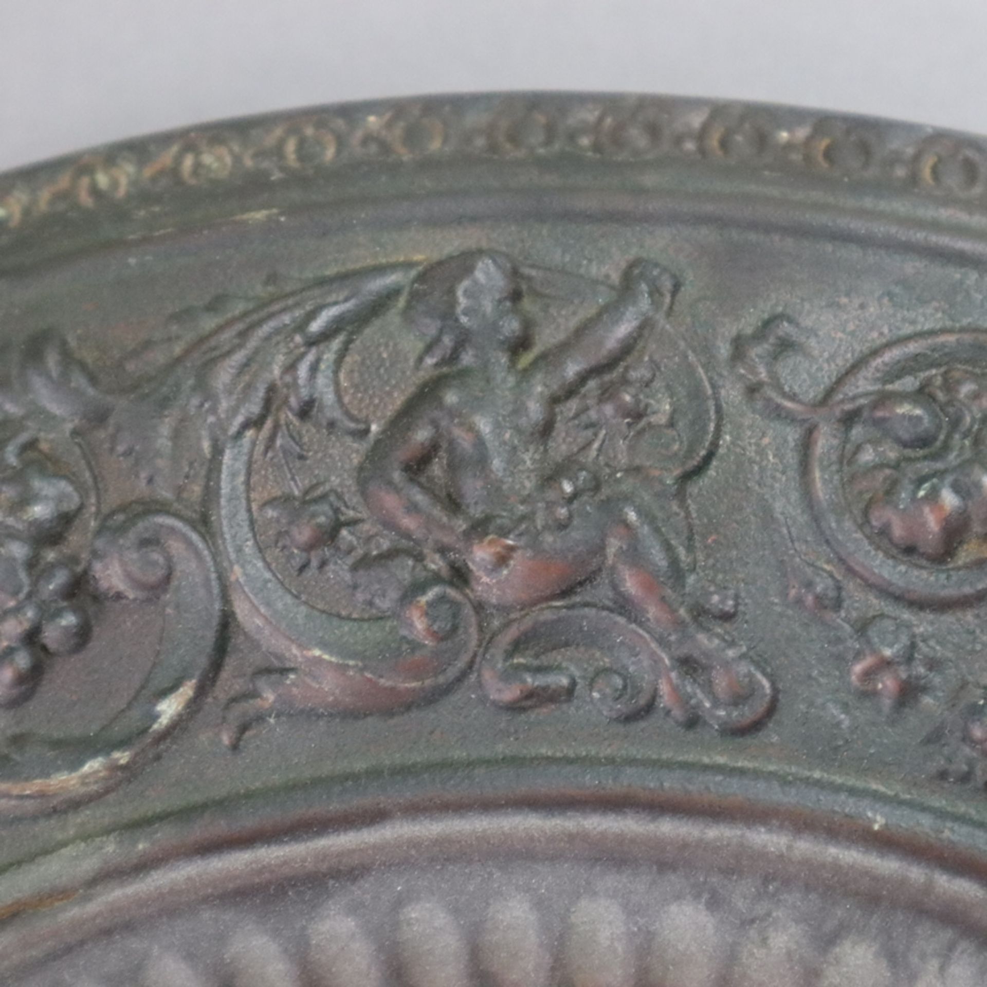 Paar Wandteller - Porzellan/Metall, im Zentrum runder Teller, polychrom bemalt im Stil des 17. Jahr - Bild 9 aus 10