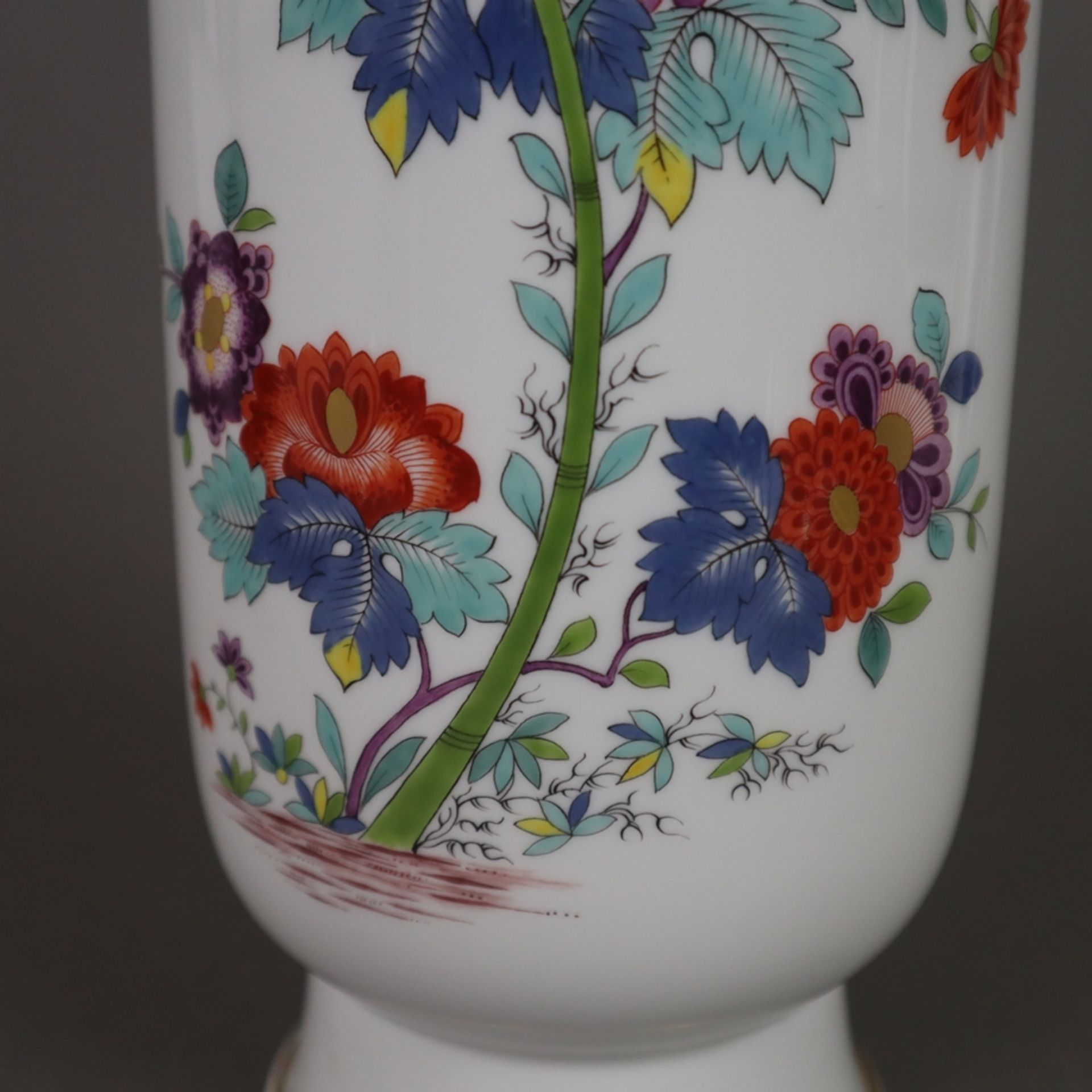 Vase - Meissen, 20.Jh., "Kakiemon"-Dekor, glockenförmige Wandung auf eingezogenem konischem Fuß, Fo - Bild 4 aus 10