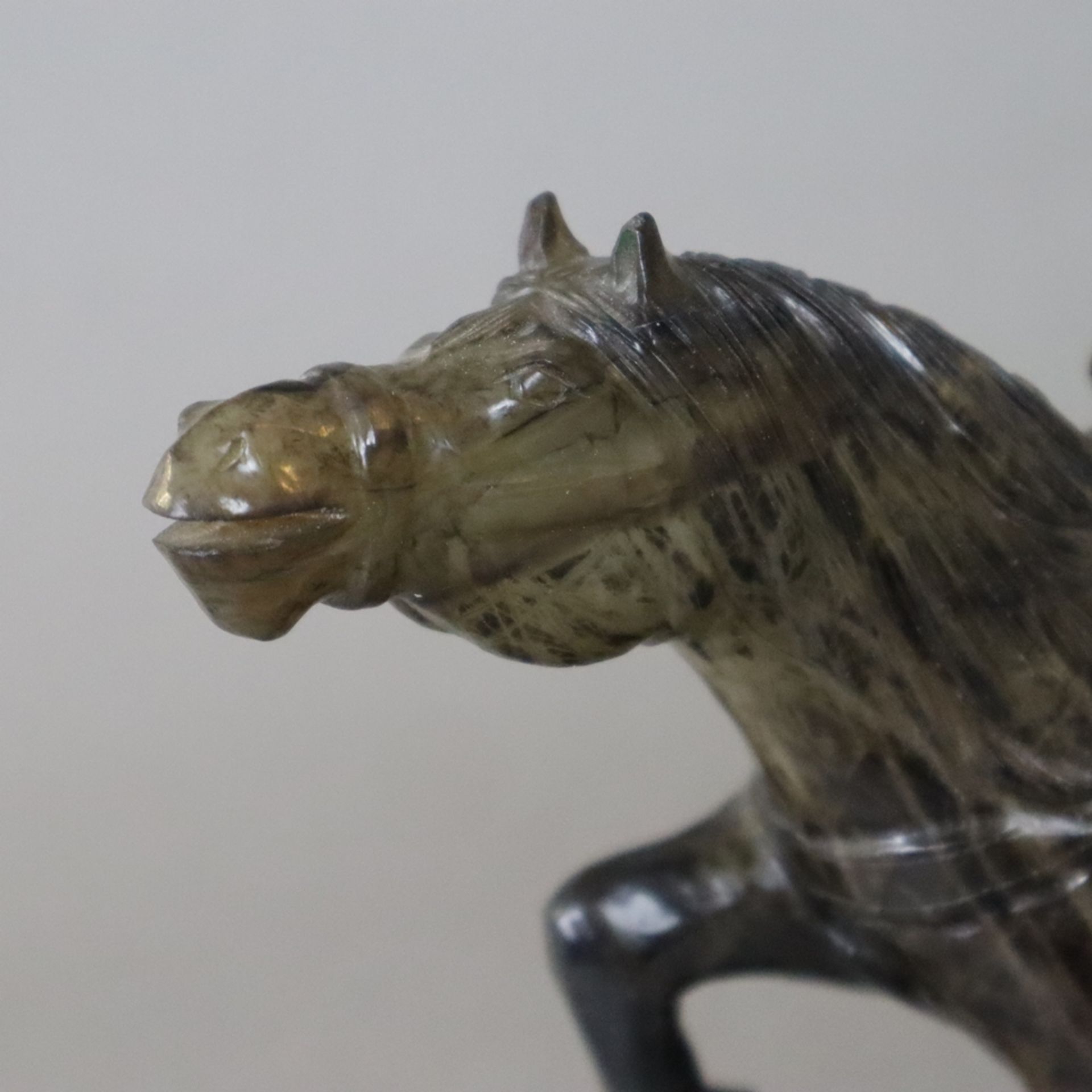 Jadepferd - China, späte Qing-Dynastie, vollplastisch gearbeitetes Pferd mit Sattel und Zaumzeug au - Image 2 of 10