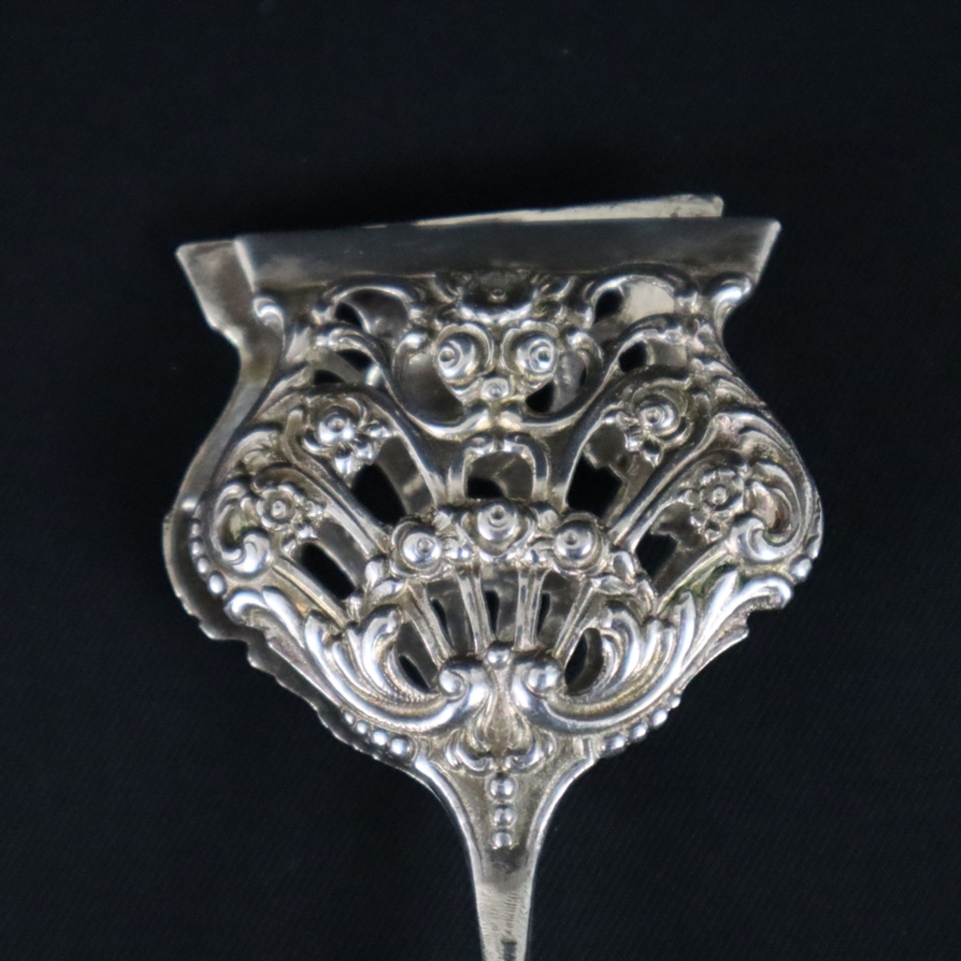 Gebäckzange - Silber 800, gestempelt, üppig reliefiert mit Rocaillen- und Rosenmotiven, L.ca. 16,8  - Bild 2 aus 6