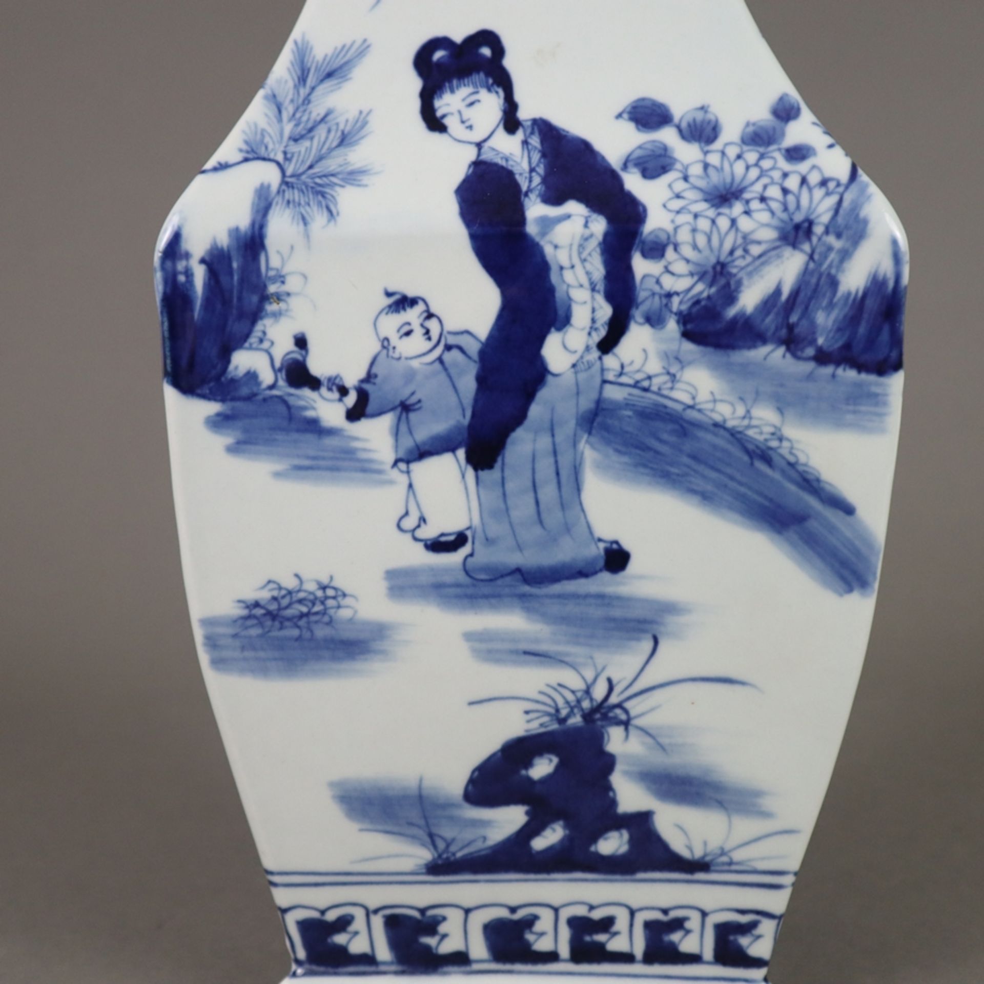 Dreiecksvase - China, allseits dekoriert in Unterglasurblau, Wandung mit von Ornamentborten gerahmt - Bild 5 aus 9