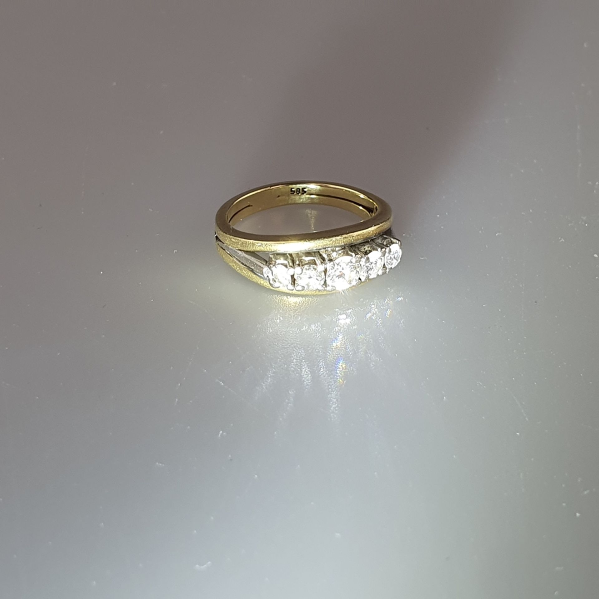 Diamantring - Gelbgold 585/000 (14 K), gestempelt, Ringkopf besetzt mit 5 Brillanten von insgesamt  - Bild 6 aus 6