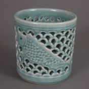 Pinselbecher - China, 20. Jh., Keramik mit bläulicher Glasur, zylindrische Wandung umlaufend mit We