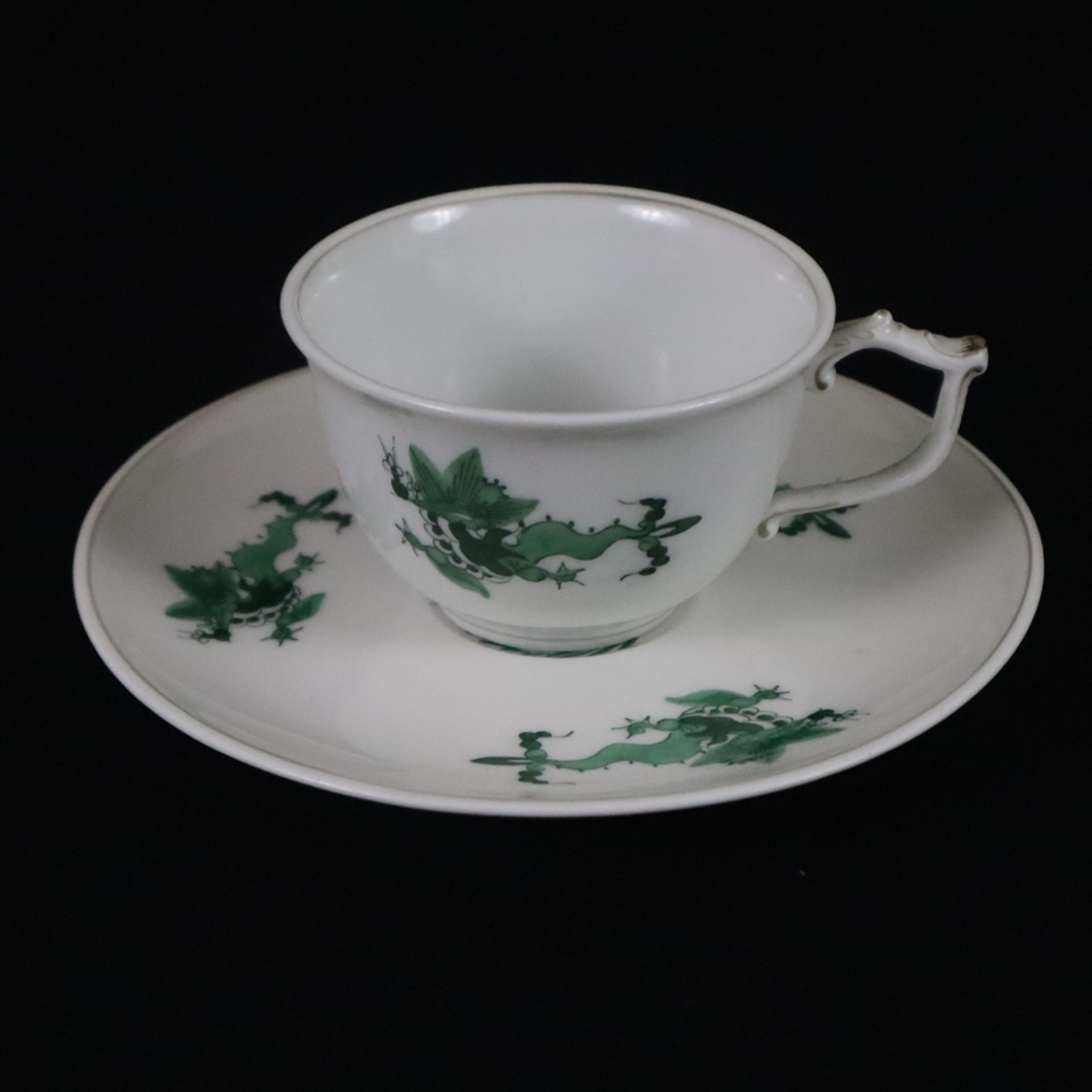 Mokkatasse mit Untertasse - Meissen, Porzellan, Dekor "Ming-Drache" in Grün und Grau, glatte Form m