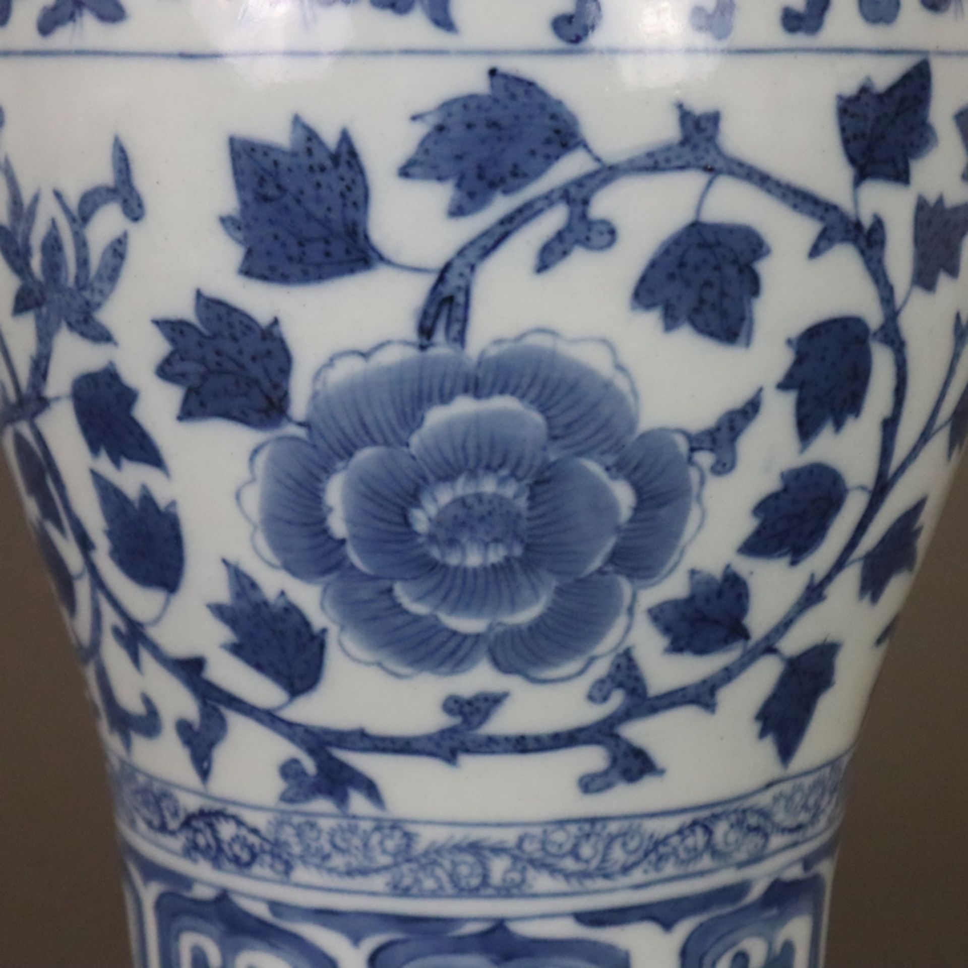 Blau-Weiß Vase in Meiping-Form - China, Porzellan, Bemalung in Unterglasurblau mit blühenden Ranken - Bild 4 aus 7