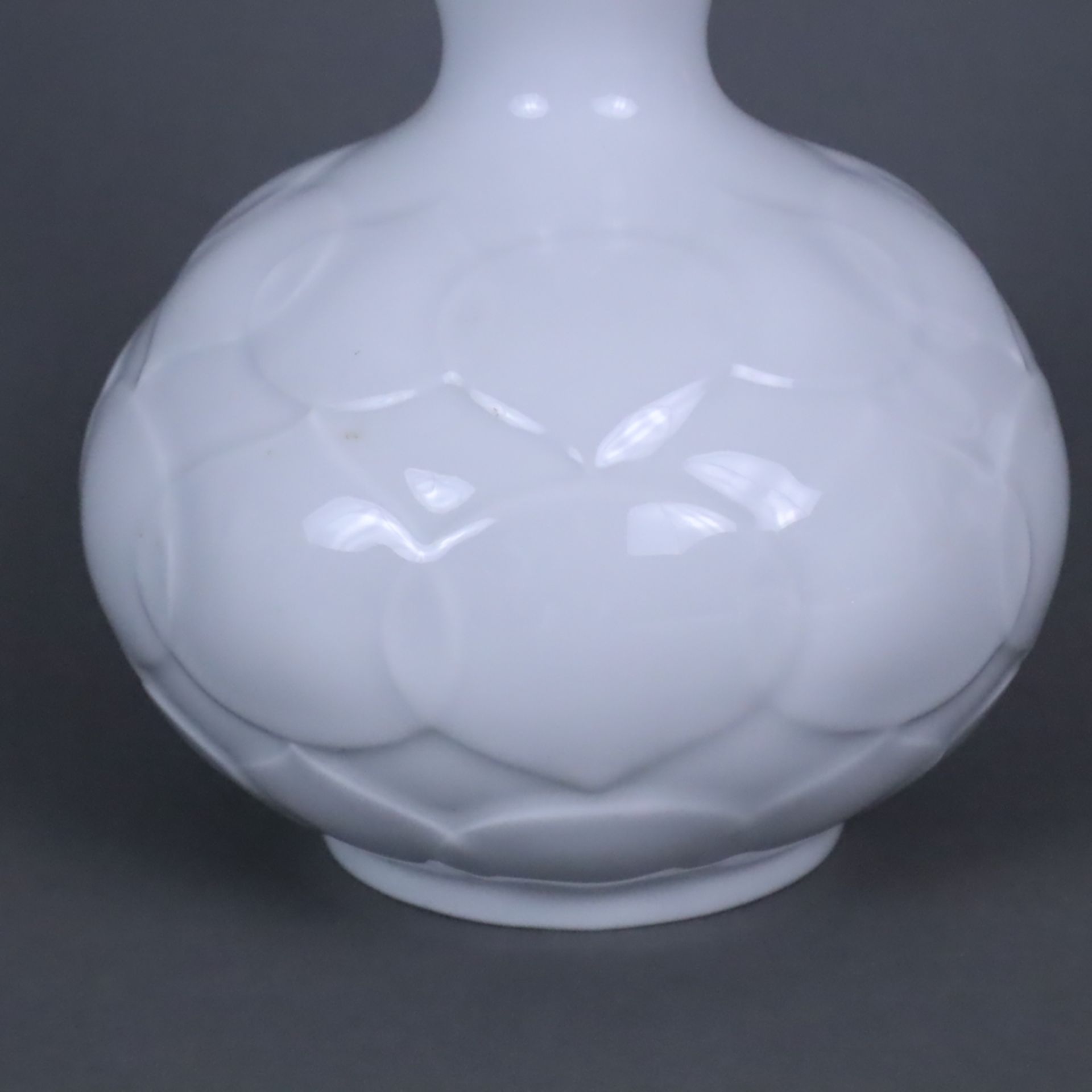 Lotos-Vase - Meissen, Entwurf Ludwig Zepner für Meissen, Weißporzellan, gedrückt gebauchter Korpus  - Bild 4 aus 6