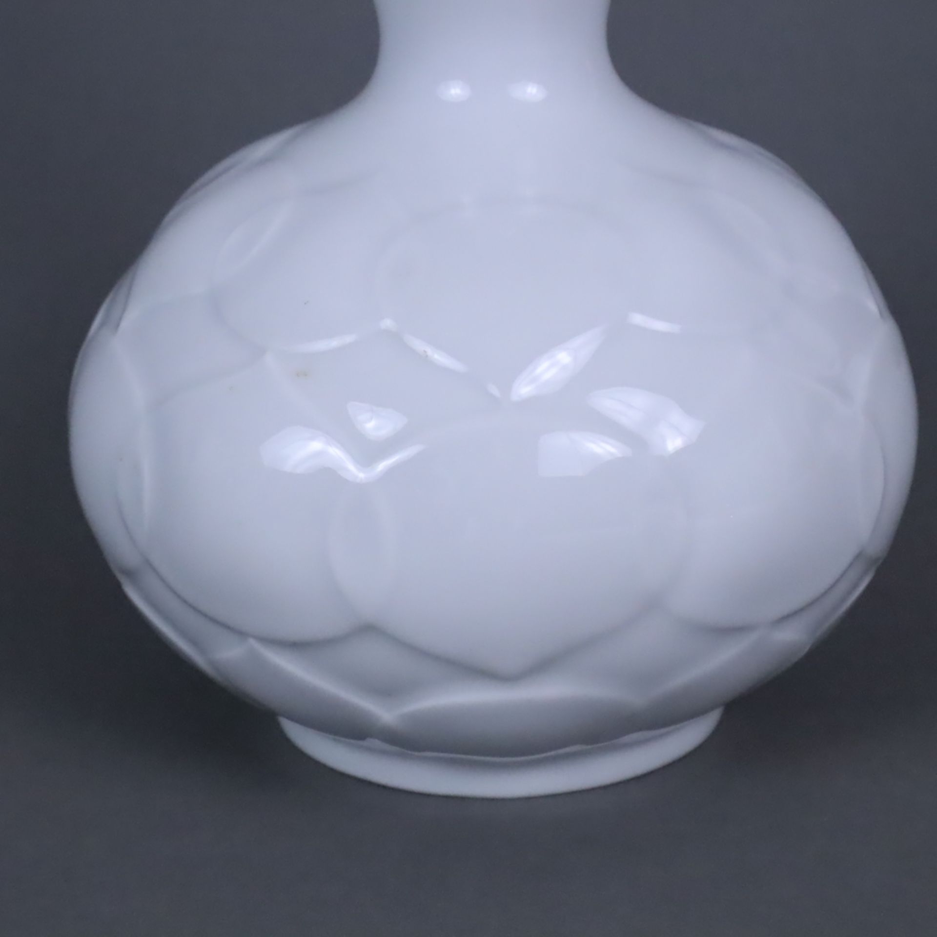 Lotos-Vase - Meissen, Entwurf Ludwig Zepner für Meissen, Weißporzellan, gedrückt gebauchter Korpus - Image 4 of 6