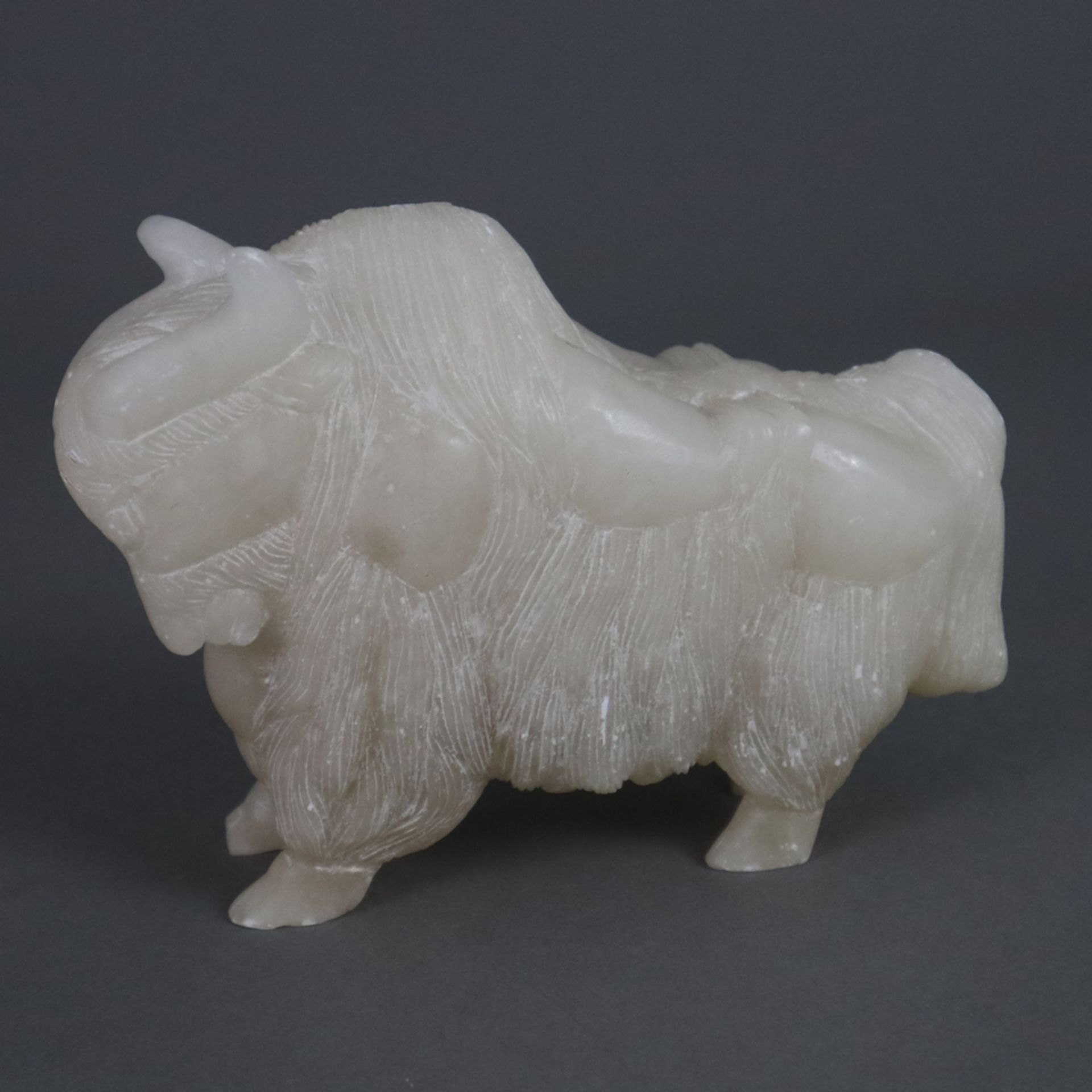 Yak-Figur aus Alabaster - China, H./L.ca. 11 / 15,5 cm, rechte Klaue mit vorderseitigen Bestoßungen - Image 2 of 6