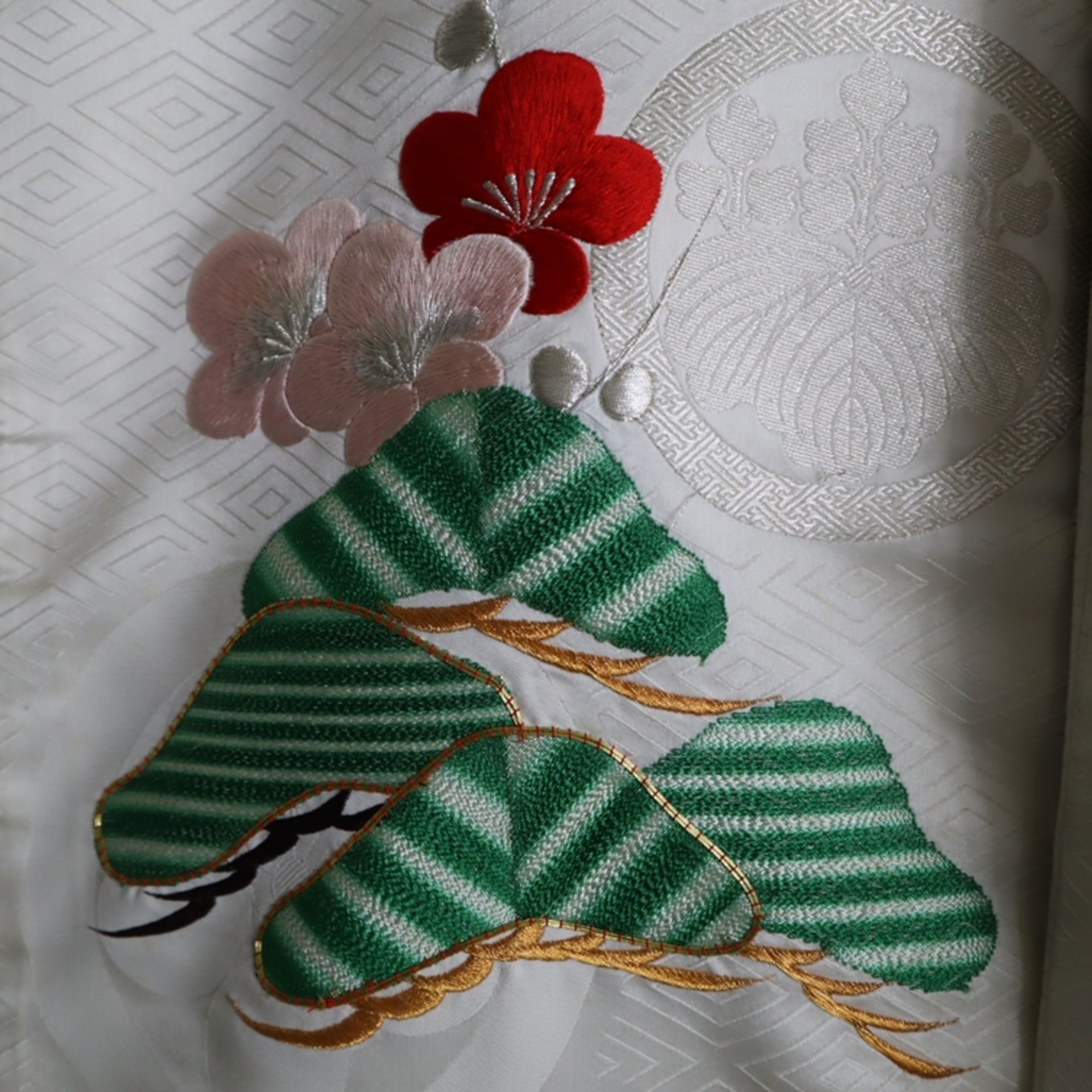 Traditioneller Hochzeitskimono - Japan, 20.Jh., heller Seidenbrokat, farbige Stickerei mit Gold- un - Image 6 of 11