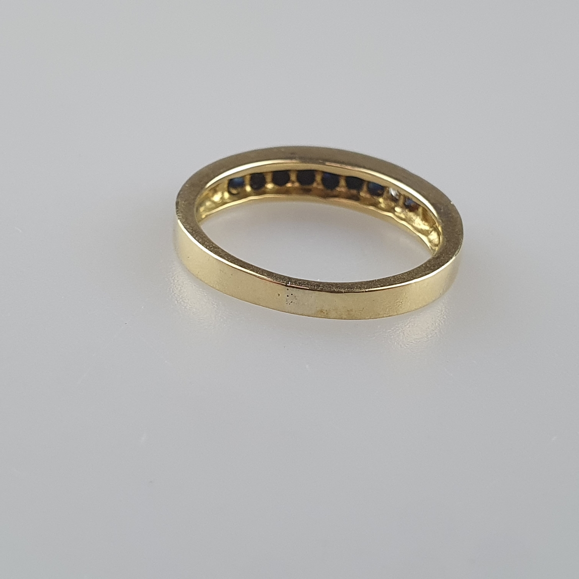 Goldring mit Diamant- und Saphirbesatz - Gelbgold 750/000 (18K), gestempelt, ausgefasst mit 4 Diama - Image 3 of 4