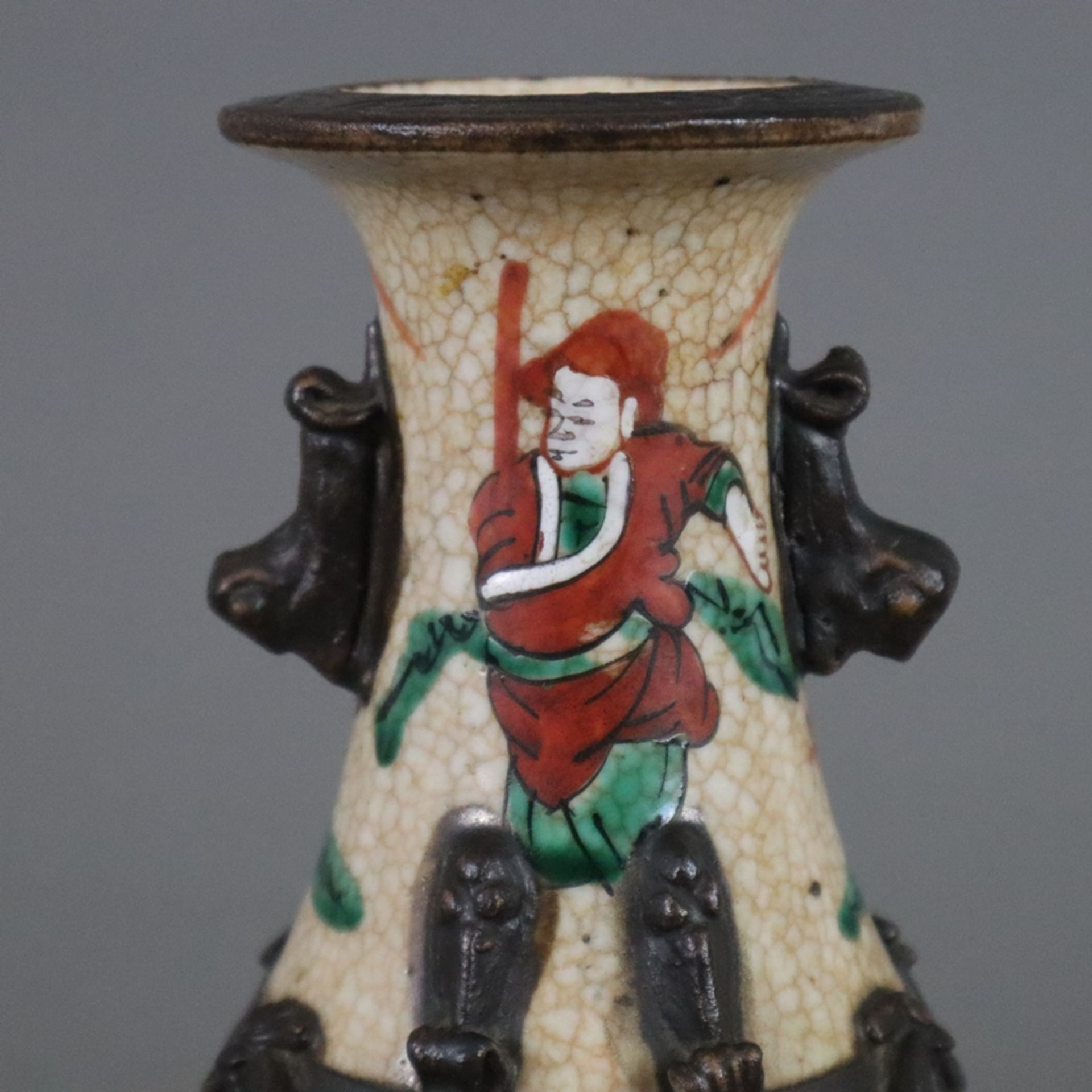 Balustervase - China, helle Glasur mit feinem bräunlichem Craquelé, polychrome Emailbemalung mit me - Bild 3 aus 10