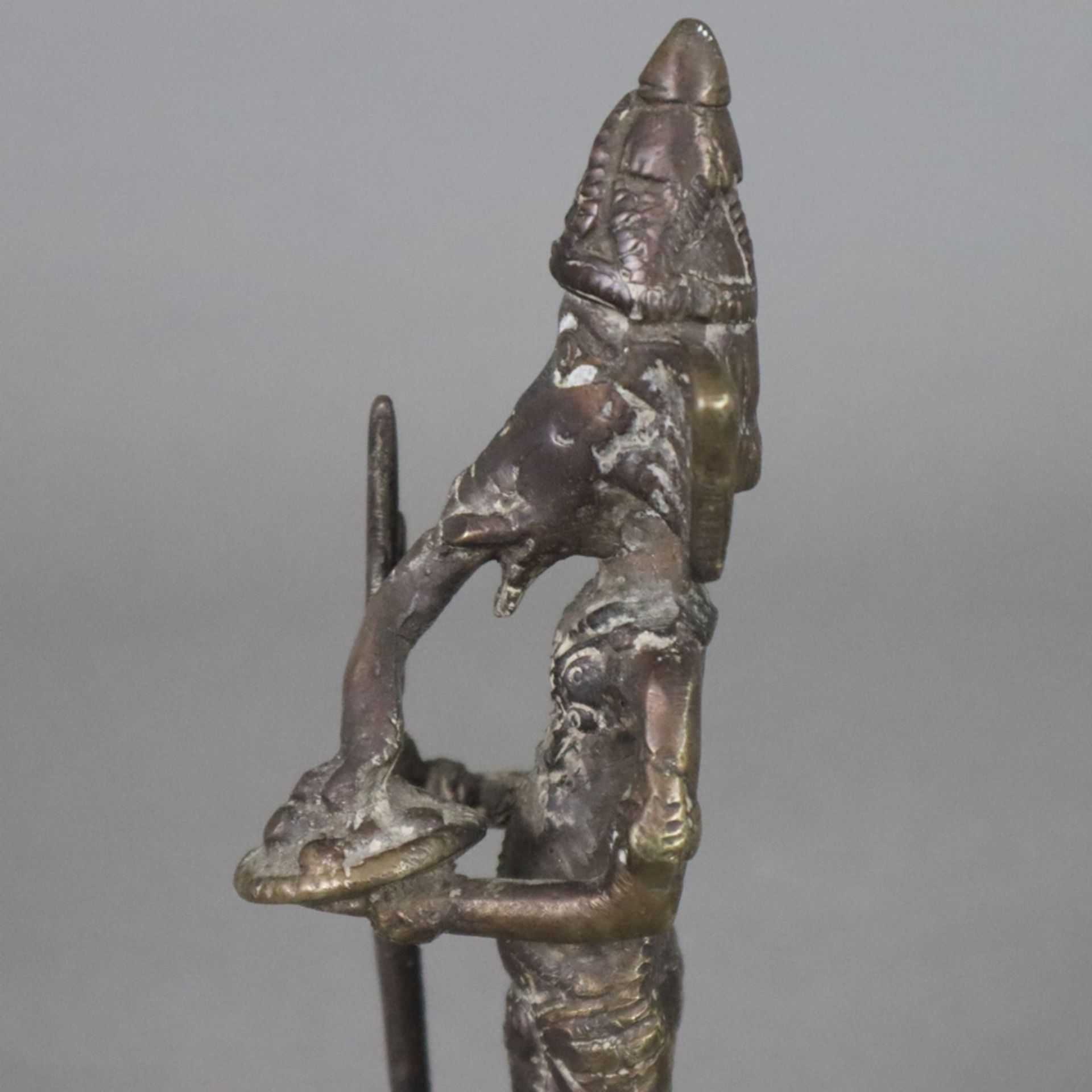 Elefantengott Ganesha - wohl Tibet/Nepal, Bronze, braun patiniert, stehende Darstellung mit Zepter  - Bild 5 aus 7
