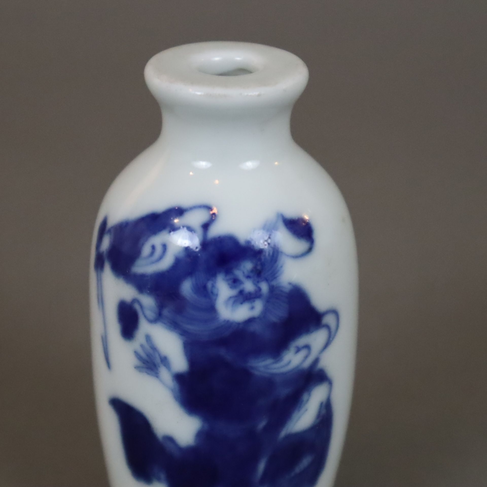 Snuffbottle - Porzellan in Unterglasurblau bemalt mit Dämonen-Bezwinger Zhong Kui, im Boden "Qianlo - Image 2 of 6