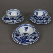 Drei Blauweiß-Koppchen und 3 Tellerchen - China, Porzellan, auf der Wandung Landschaften mit beritt