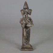 Elefantengott Ganesha - wohl Tibet/Nepal, Bronze, braun patiniert, stehende Darstellung mit Zepter 