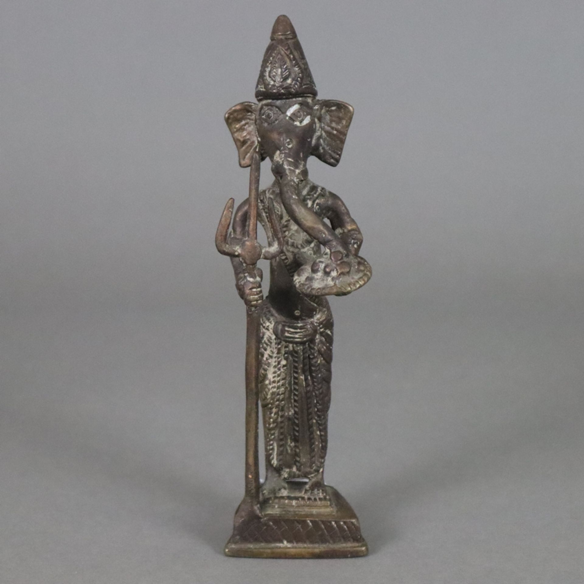 Elefantengott Ganesha - wohl Tibet/Nepal, Bronze, braun patiniert, stehende Darstellung mit Zepter 