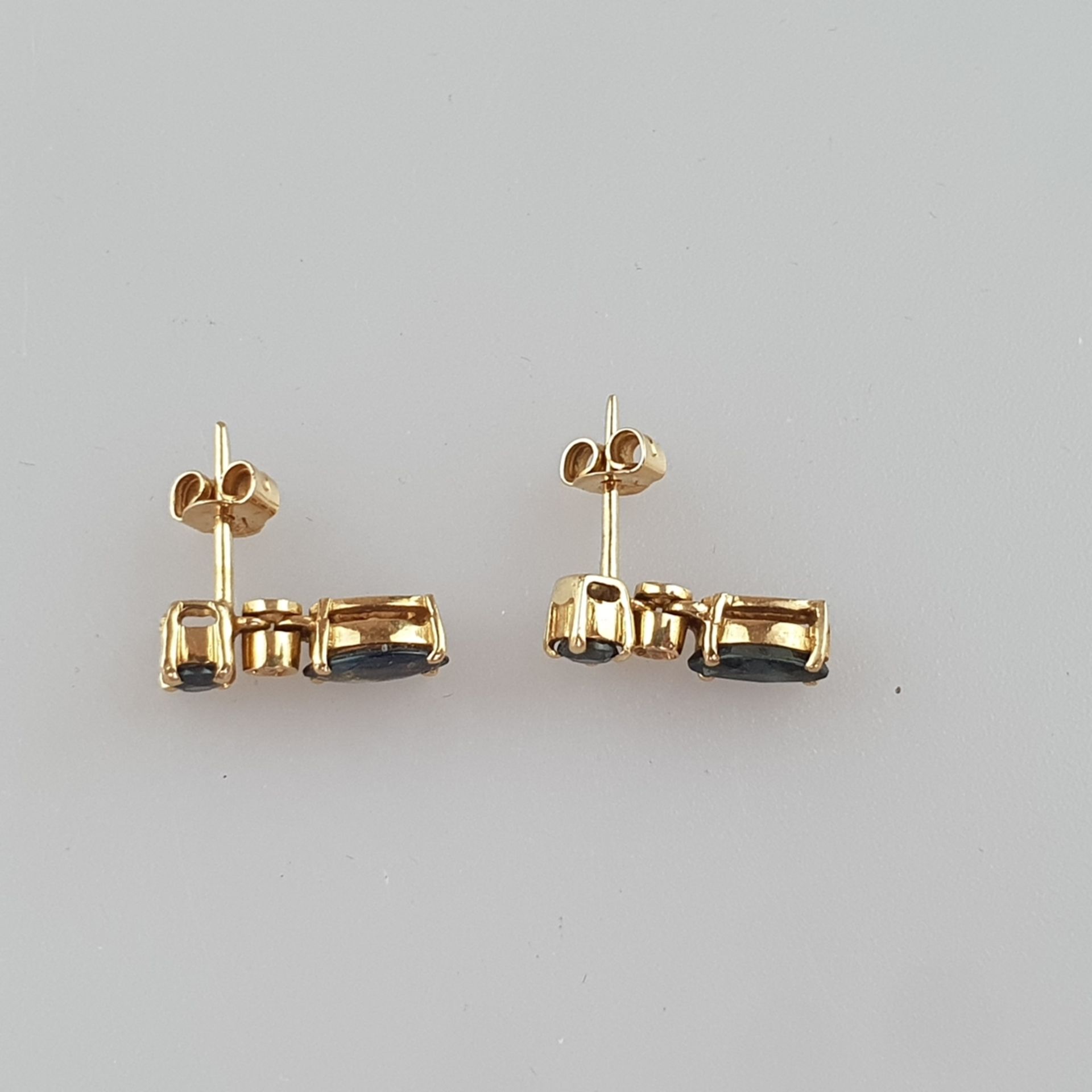 Ein Paar goldene Ohrstecker - Gelbgold 750/000 (18 Kt.), Sicherungen gestempelt, Besatz mit rund bz - Bild 4 aus 4