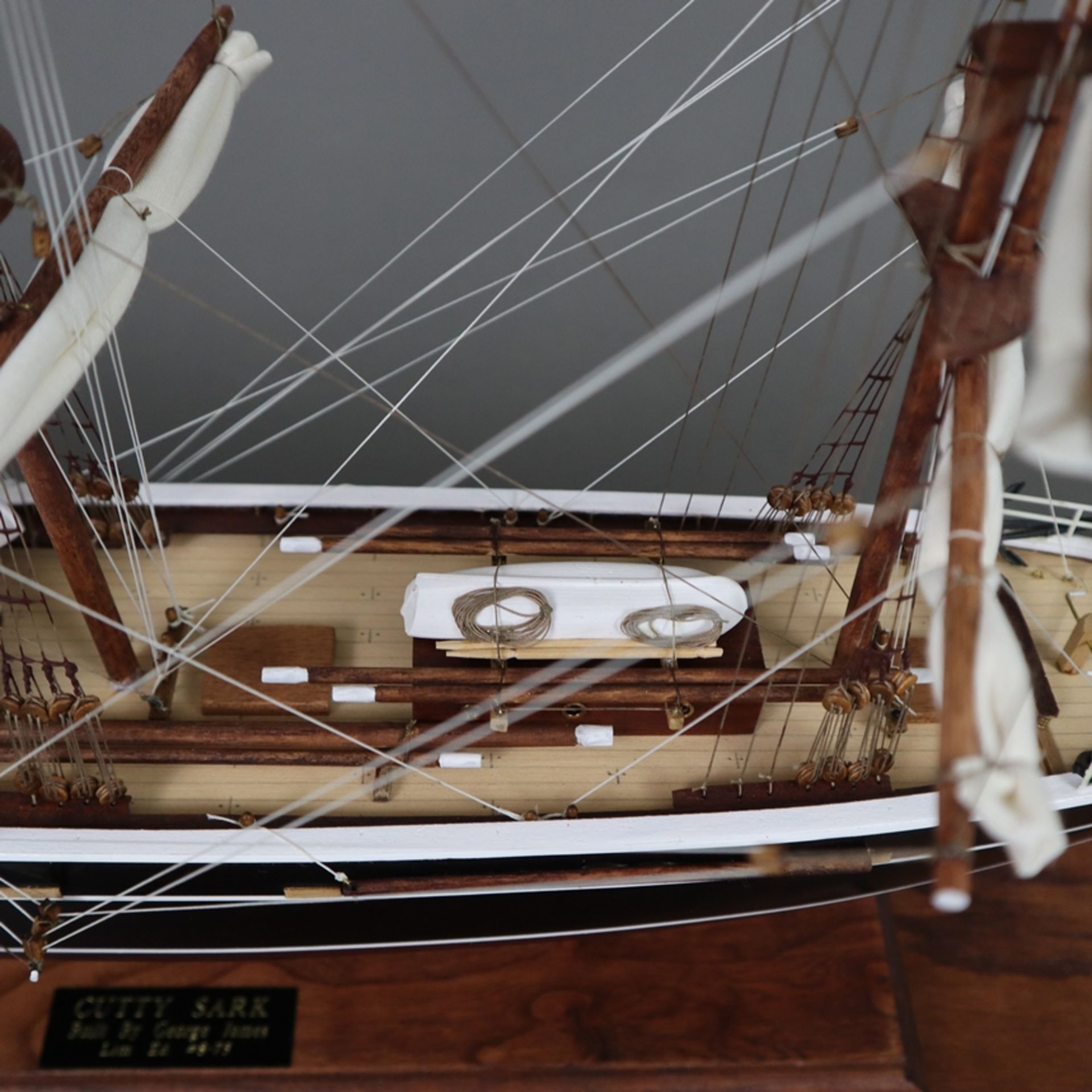 Modellschiff "Cutty Sark" im Schaukasten - maßstabgerechter Nachbau des englischen Tee- und Wollkli - Bild 7 aus 13