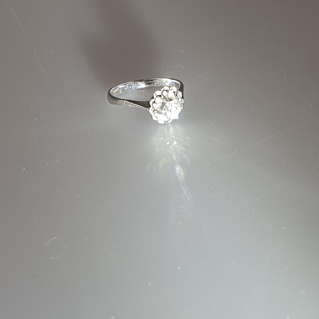 Diamantring - Gelbgold 750/000 (18 K), gestempelt, als Blüte gearbeiteter Ringkopf besetzt mit 1 Br - Image 6 of 6