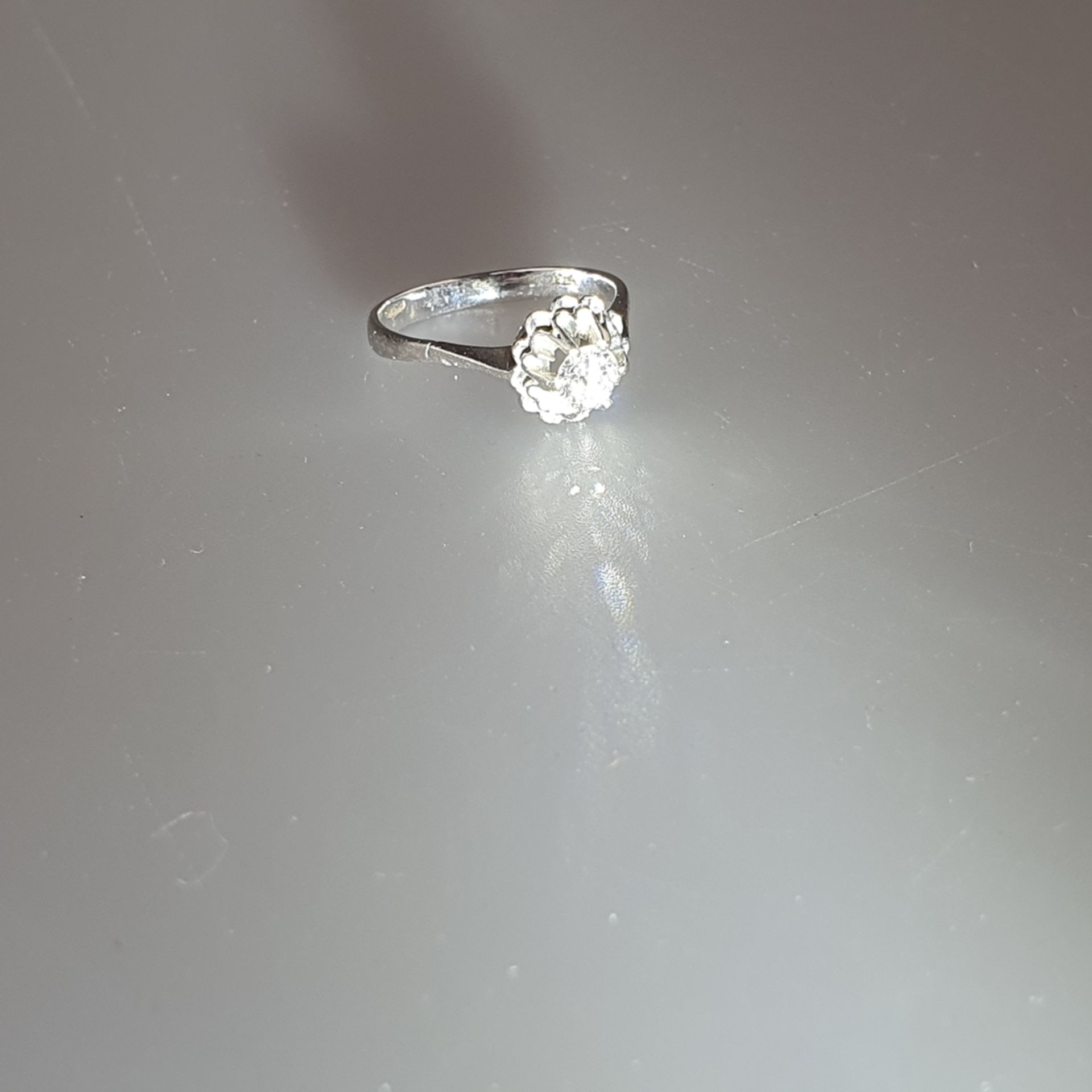 Diamantring - Gelbgold 750/000 (18 K), gestempelt, als Blüte gearbeiteter Ringkopf besetzt mit 1 Br - Bild 6 aus 6