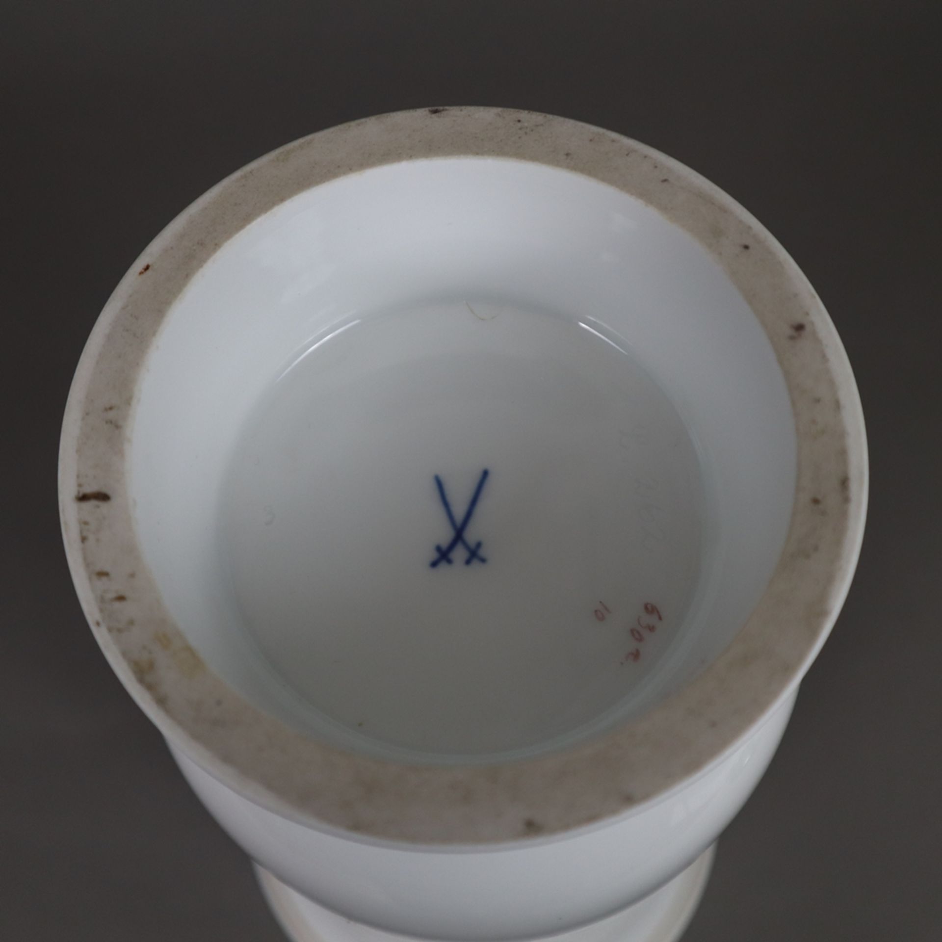 Vase - Meissen, 20.Jh., "Kakiemon"-Dekor, glockenförmige Wandung auf eingezogenem konischem Fuß, Fo - Image 9 of 10