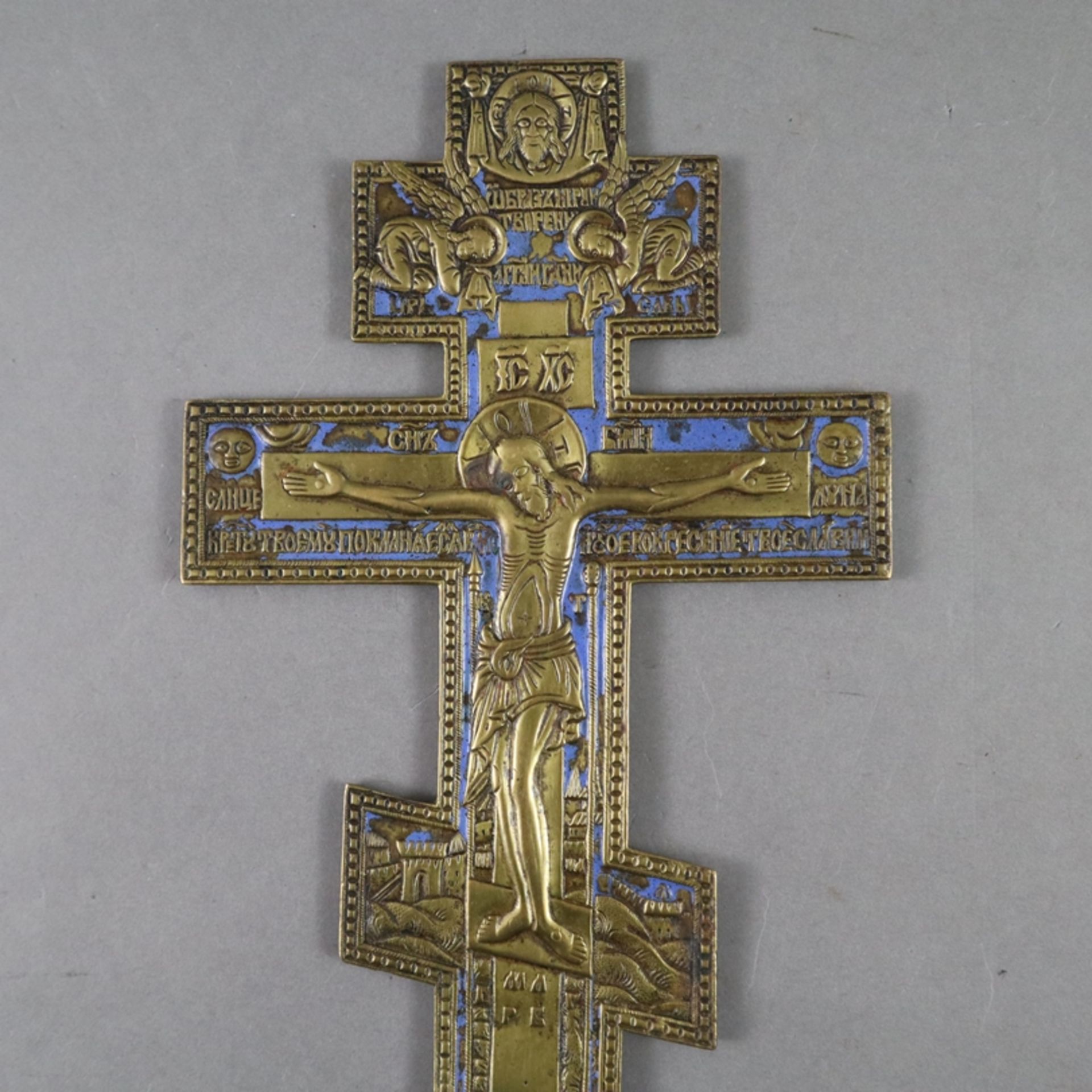 Segenskreuz - Russland, 19.Jh., Gelbguss, teils blau emailliert, reliefierte Darstellung Christi im - Image 2 of 9