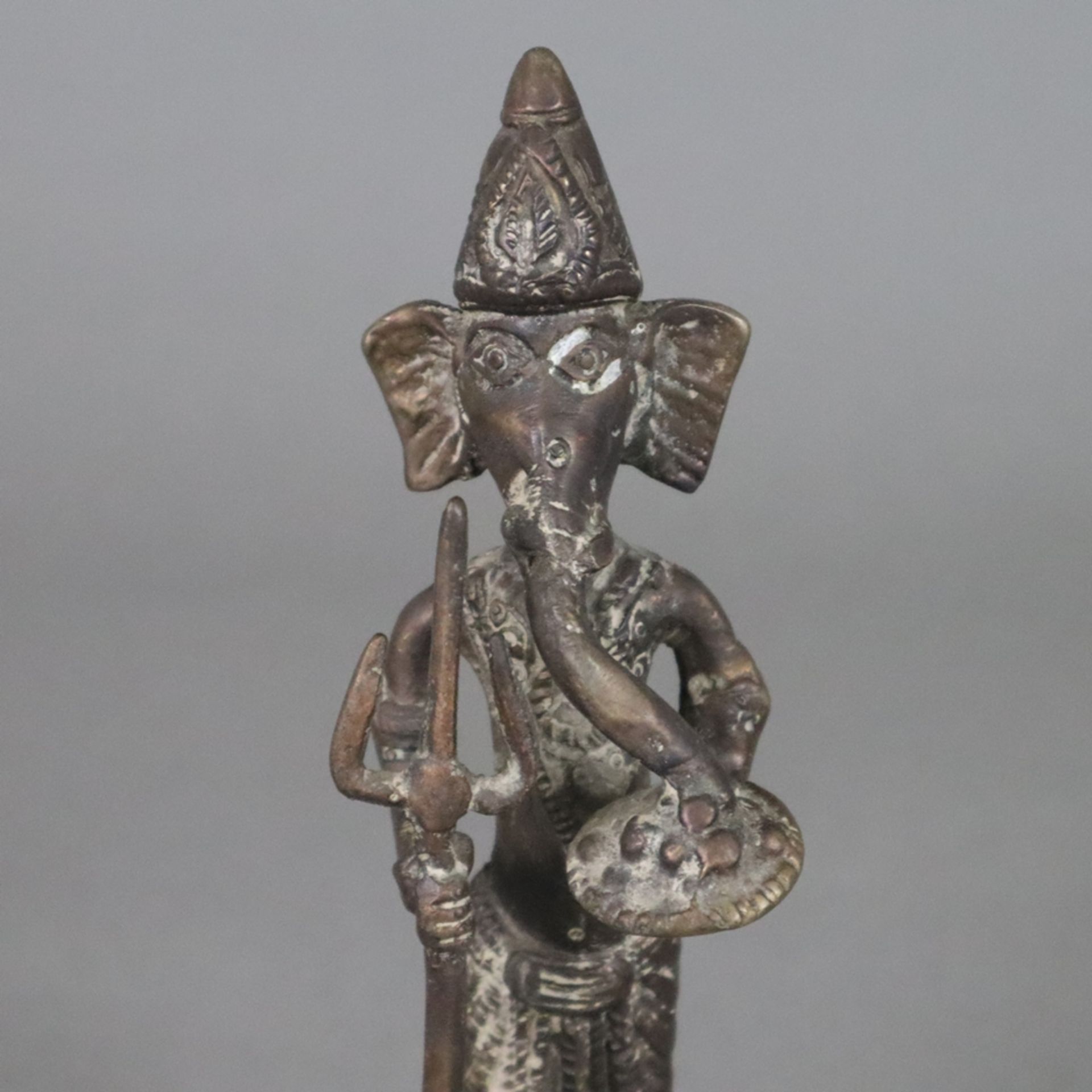 Elefantengott Ganesha - wohl Tibet/Nepal, Bronze, braun patiniert, stehende Darstellung mit Zepter  - Bild 3 aus 7