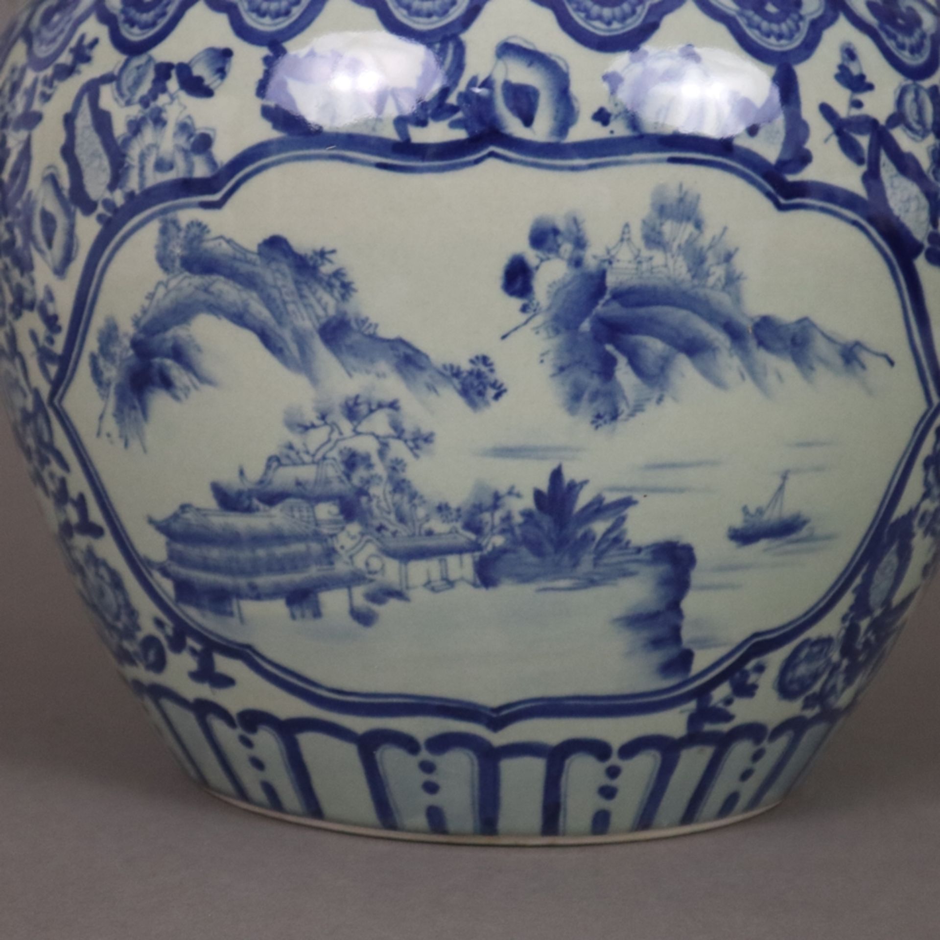 Blau-weißer Cachepot - China, 20. Jh., Porzellan, blau-weiß bemalt, bauchiger Korpus mit eingezogen - Bild 6 aus 9