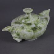Zierkanne aus Jade - China, Schnitzarbeit aus heller grünlich marmorierter Jade, der Henkel ist ver
