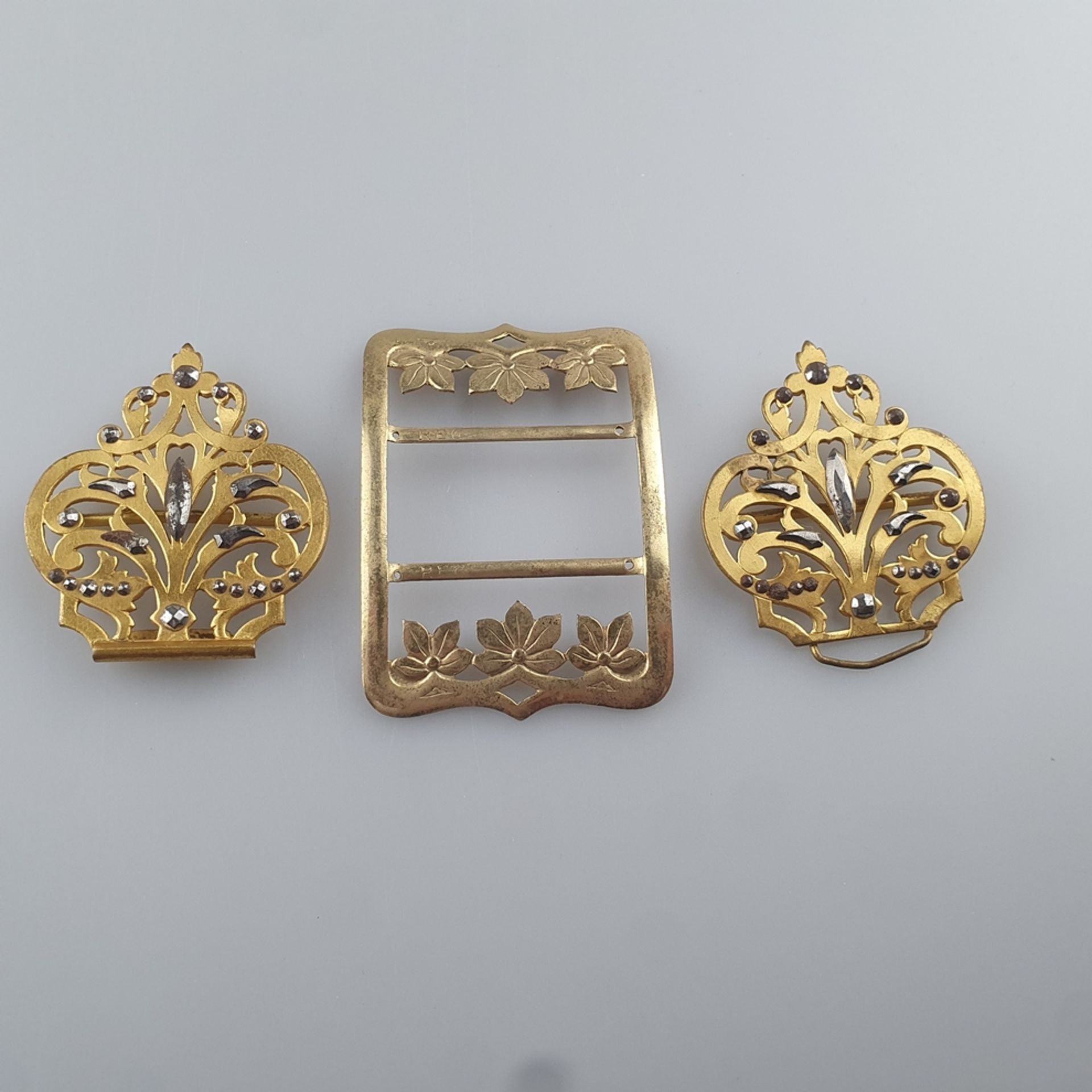 Zwei Jugendstil-Gürtelschließen - Gelbmetall, 1x zweiteilige Form ornamental durchbrochen mit eisen
