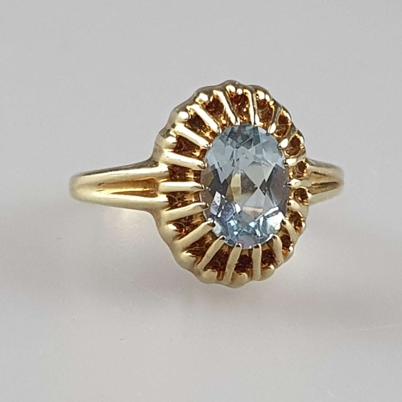 Aquamarinring - Gelbgold 585/000 (14K), innen gestempelt, ovaler facettierter Aquamarin in reliefie