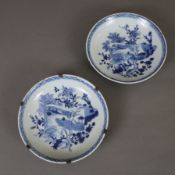 Zwei kleine Teller - China, späte Qing-Dynastie, jeweils bemalt in Unterglasurblau mit offener Bild