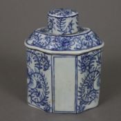 Teedose - Porzellan, passig geschweifter Korpus mit zylindrischem Stülpdeckel, blau-weißer floraler