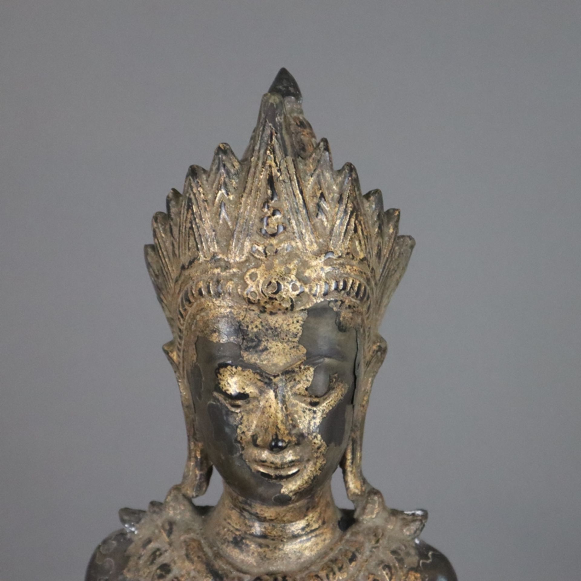 Schwere Buddhafigur im Lopburi-Stil - Thailand, Bronze mit Resten der alten Vergoldung, auf auf ein - Bild 2 aus 11