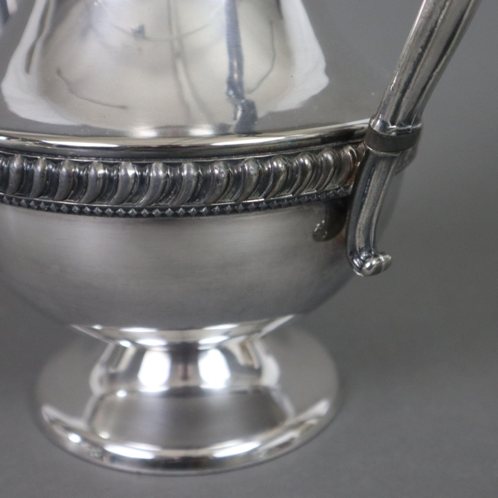 Kaffeekanne - USA, Kupfer mit Silberauflage, in klassizistischem Stil, Bodenmarke, H. ca. 25 cm, Ge - Bild 5 aus 8