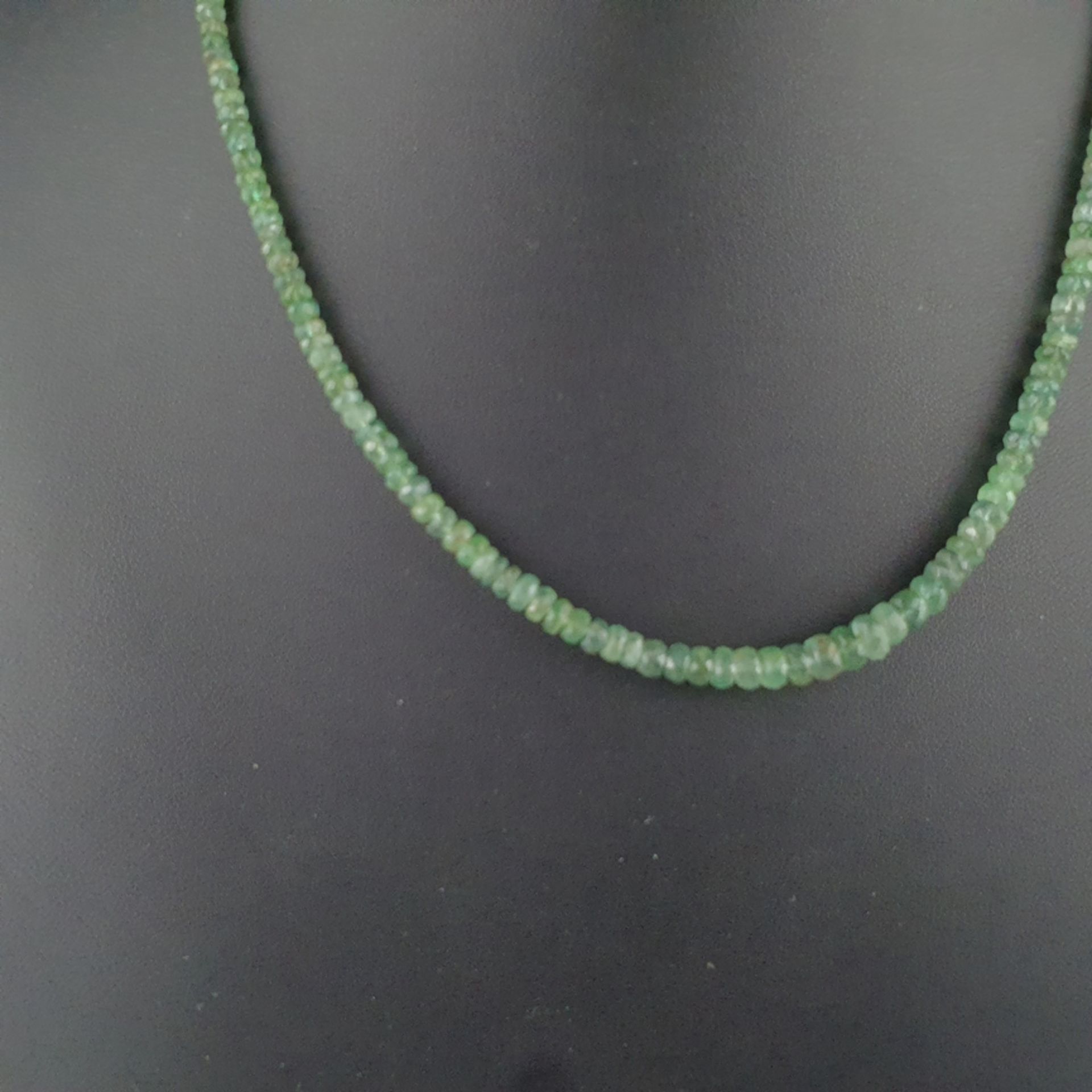 Smaragdkette mit Rubinschließe - facettierte Smaragd-Rondelle (Herkunft Kolumbien) von insgesamt ca - Image 2 of 5
