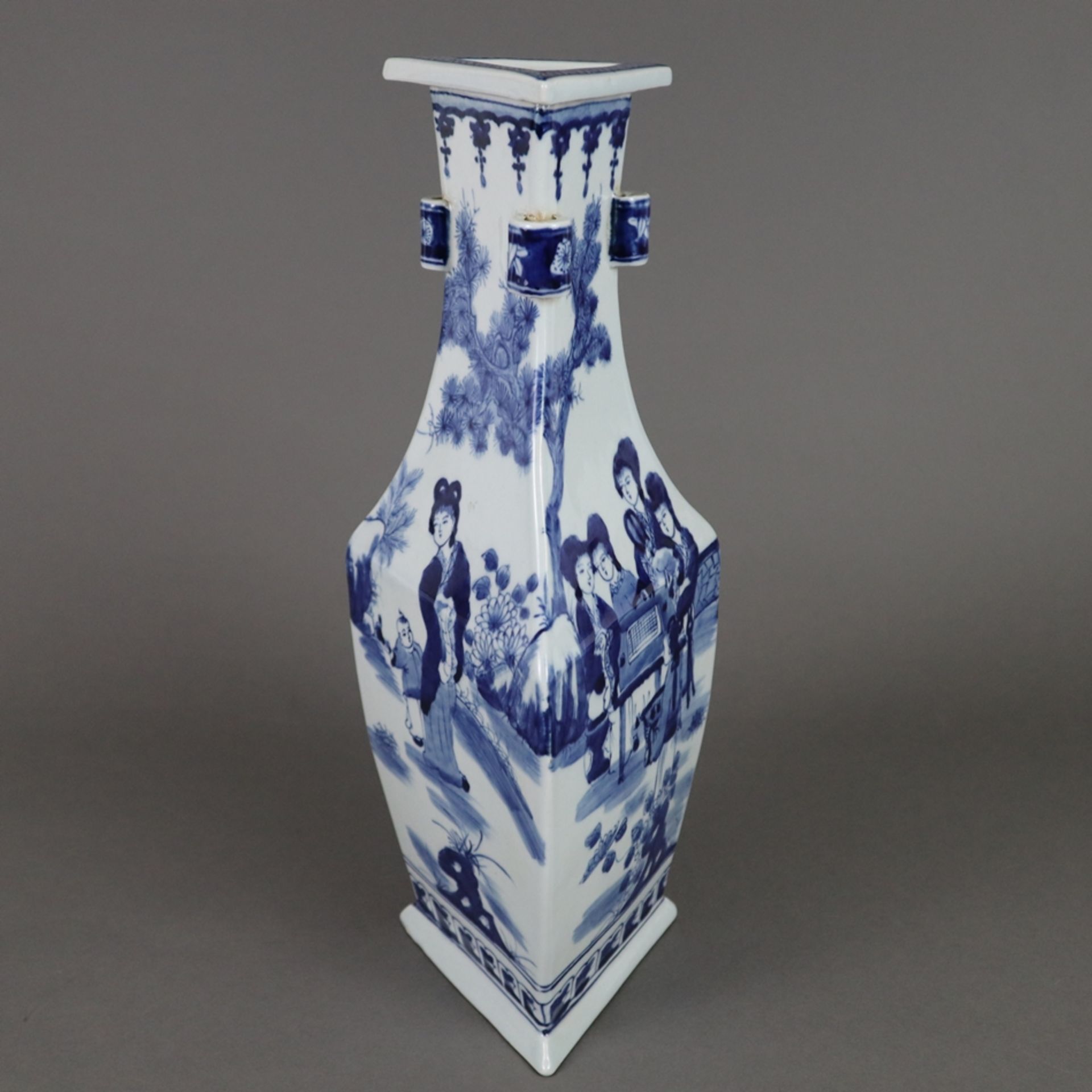 Dreiecksvase - China, allseits dekoriert in Unterglasurblau, Wandung mit von Ornamentborten gerahmt - Bild 3 aus 9