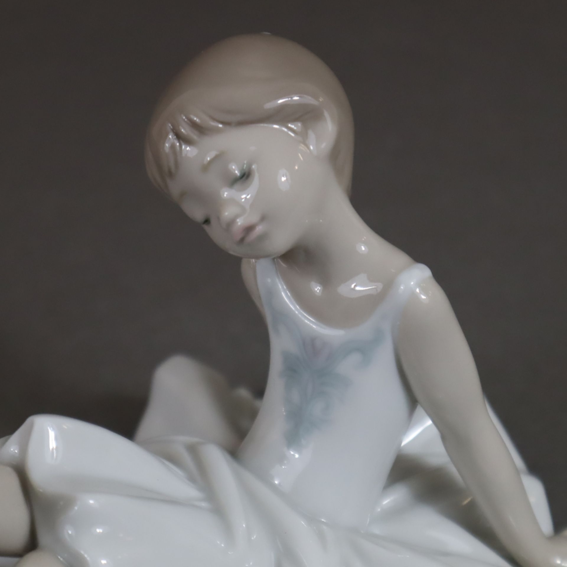 Porzellanfigur "Kleine Ballerina III", Lladro, Spanien, Modellnr. 8127 (Produktion 2010 eingestellt - Bild 4 aus 8