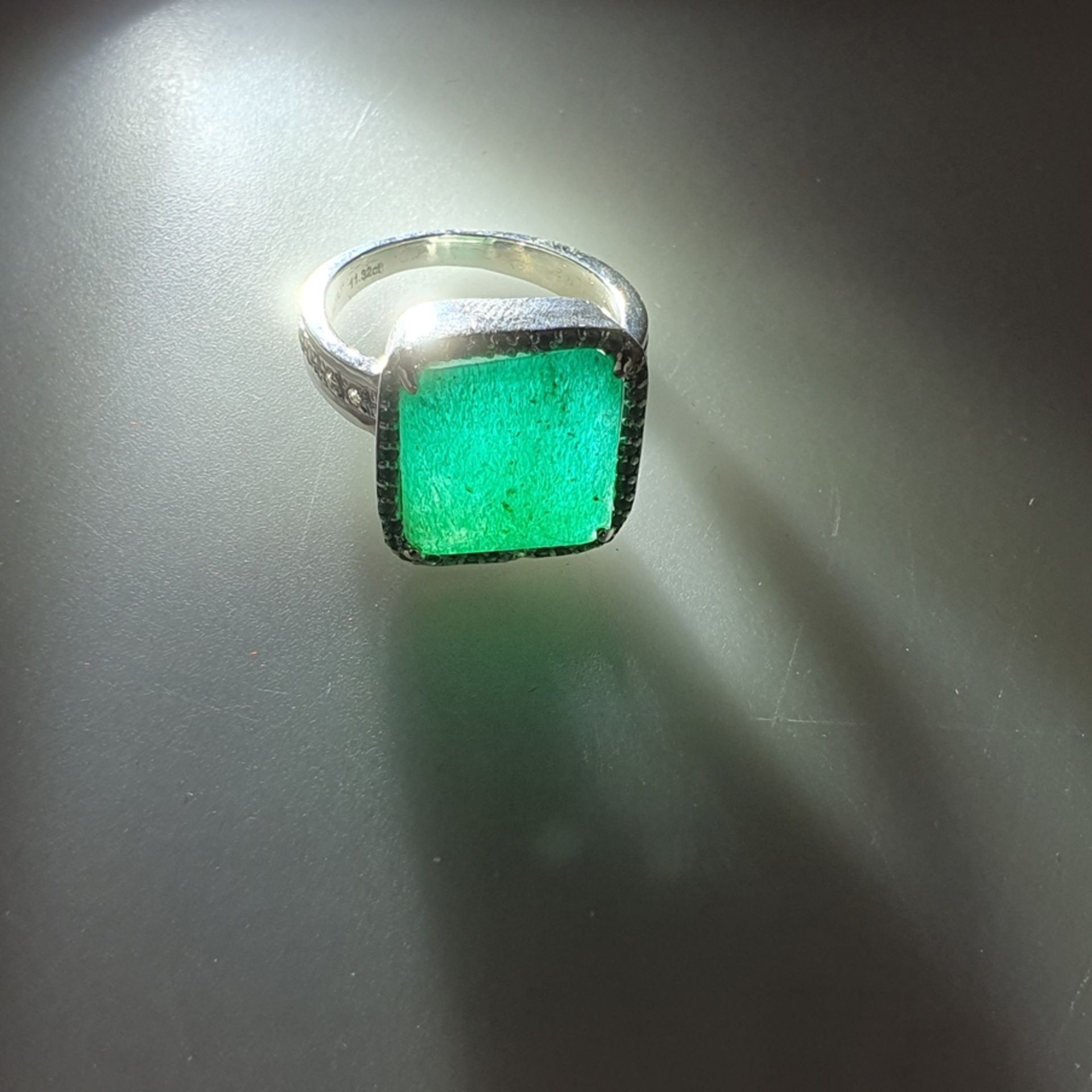 Silberring mit Smaragd - Sterling Silber, gestempelt, rechteckiger Ringkopf besetzt mit Smaragd im - Image 8 of 9