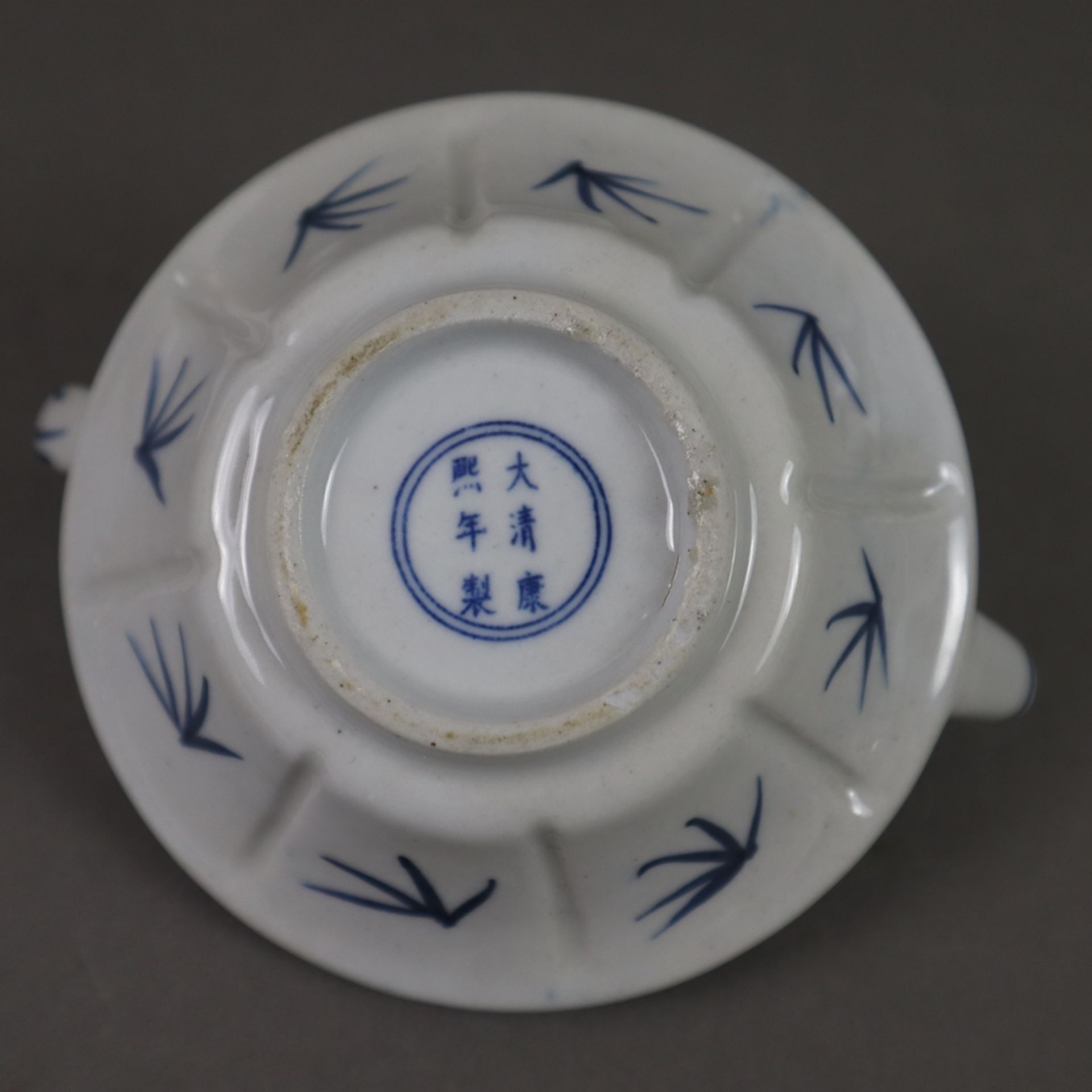 Konvolut Teekännchen - China 20.Jh., Porzellan mit blau-weißer Bemalung, diverse Formen und Dekore, - Bild 9 aus 9