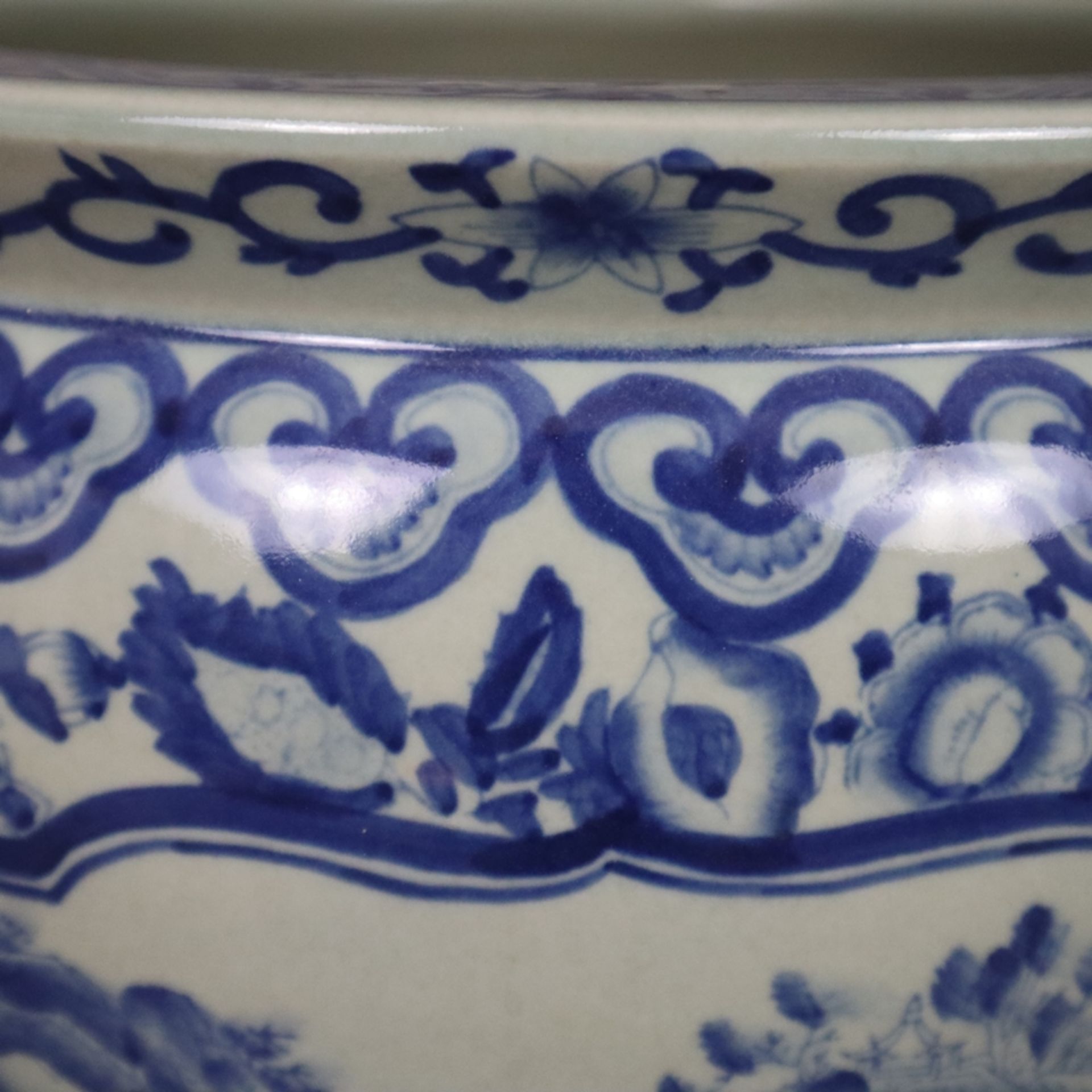 Blau-weißer Cachepot - China, 20. Jh., Porzellan, blau-weiß bemalt, bauchiger Korpus mit eingezogen - Bild 4 aus 9