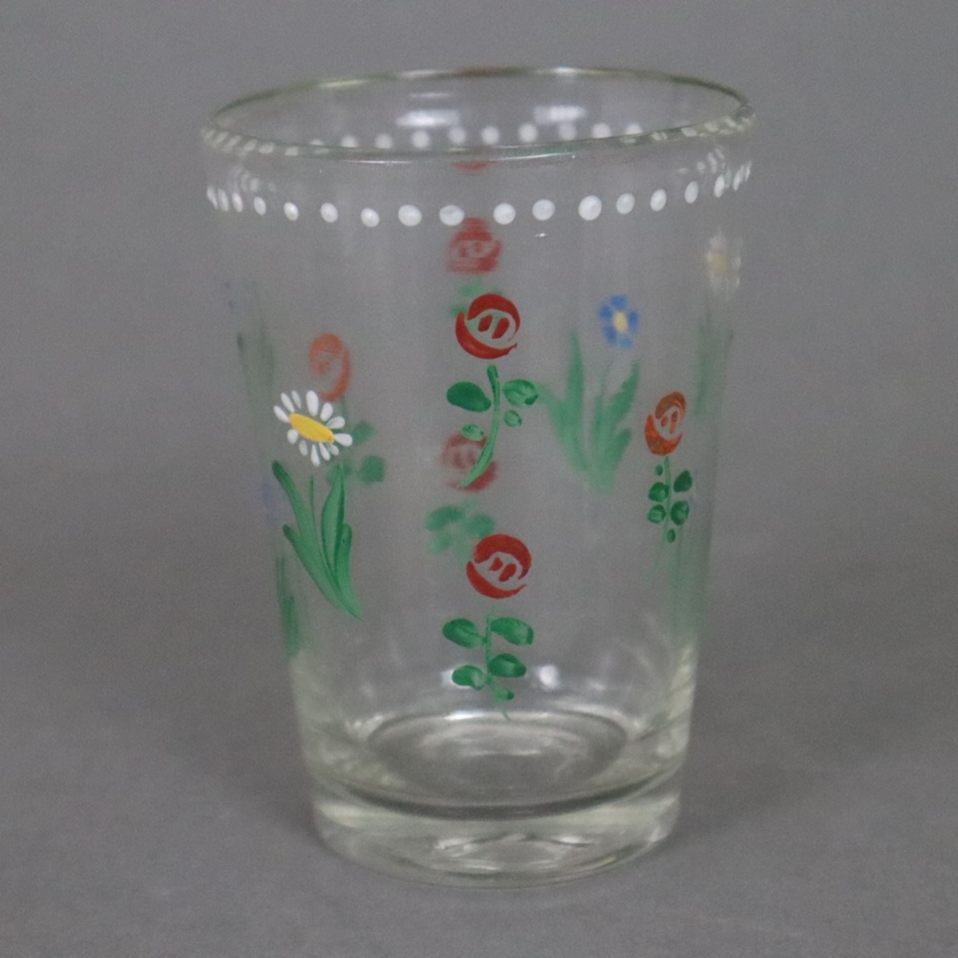 Zwei Gläser - 19. Jh., farbloses Glas, 1x Fußglas, 9-fach facettiert, floral bemalt, Reste der Gold - Image 3 of 10