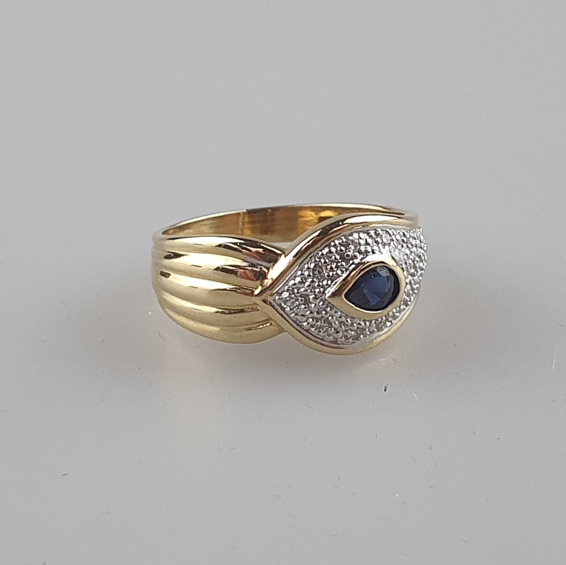 Saphirring mit Diamanten - Gelbgold 585/000 (14K), gestempelt „585“, in stilisierter Uräusform, zen - Image 2 of 5