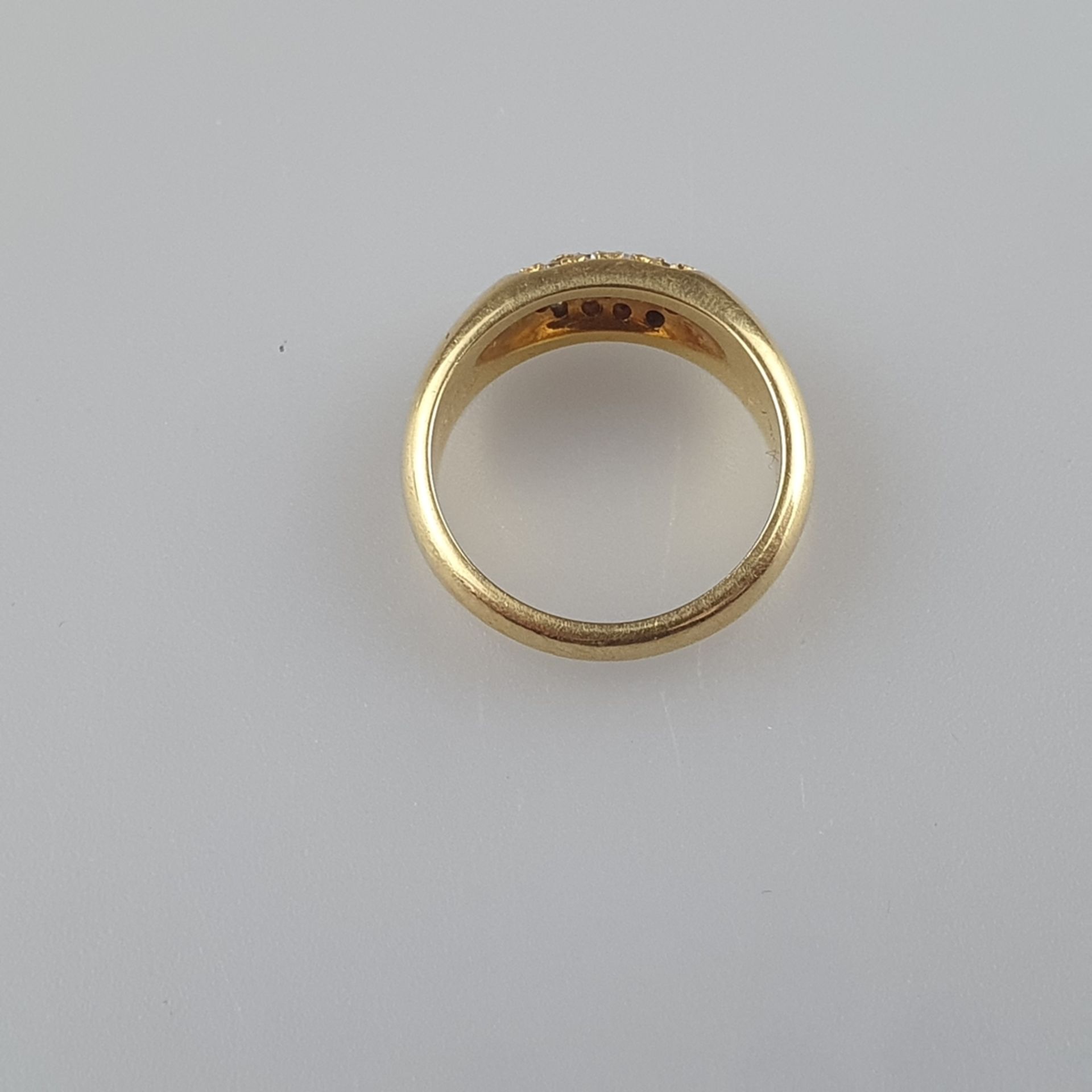 Goldring mit Diamantbesatz - Gelbgold 750/000 (18K), vertiefter Ringkopf ausgefasst mit 13 kleinen  - Bild 5 aus 5