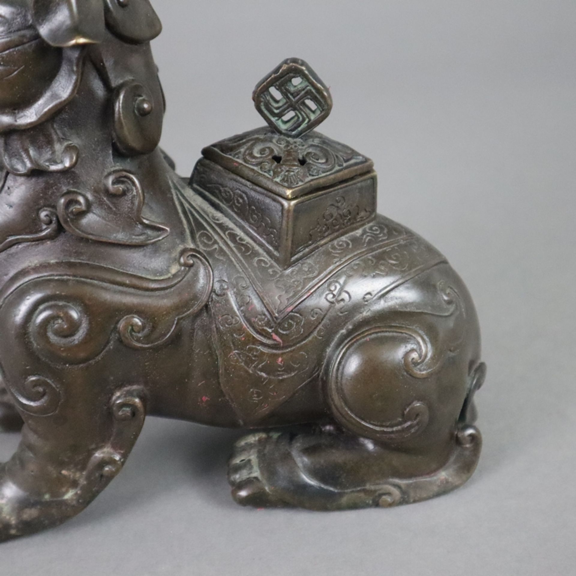 Figürliches Räuchergefäß - China, in Form eines sitzenden Tianlu gestaltetes Gefäß mit Steckdeckel  - Bild 6 aus 11