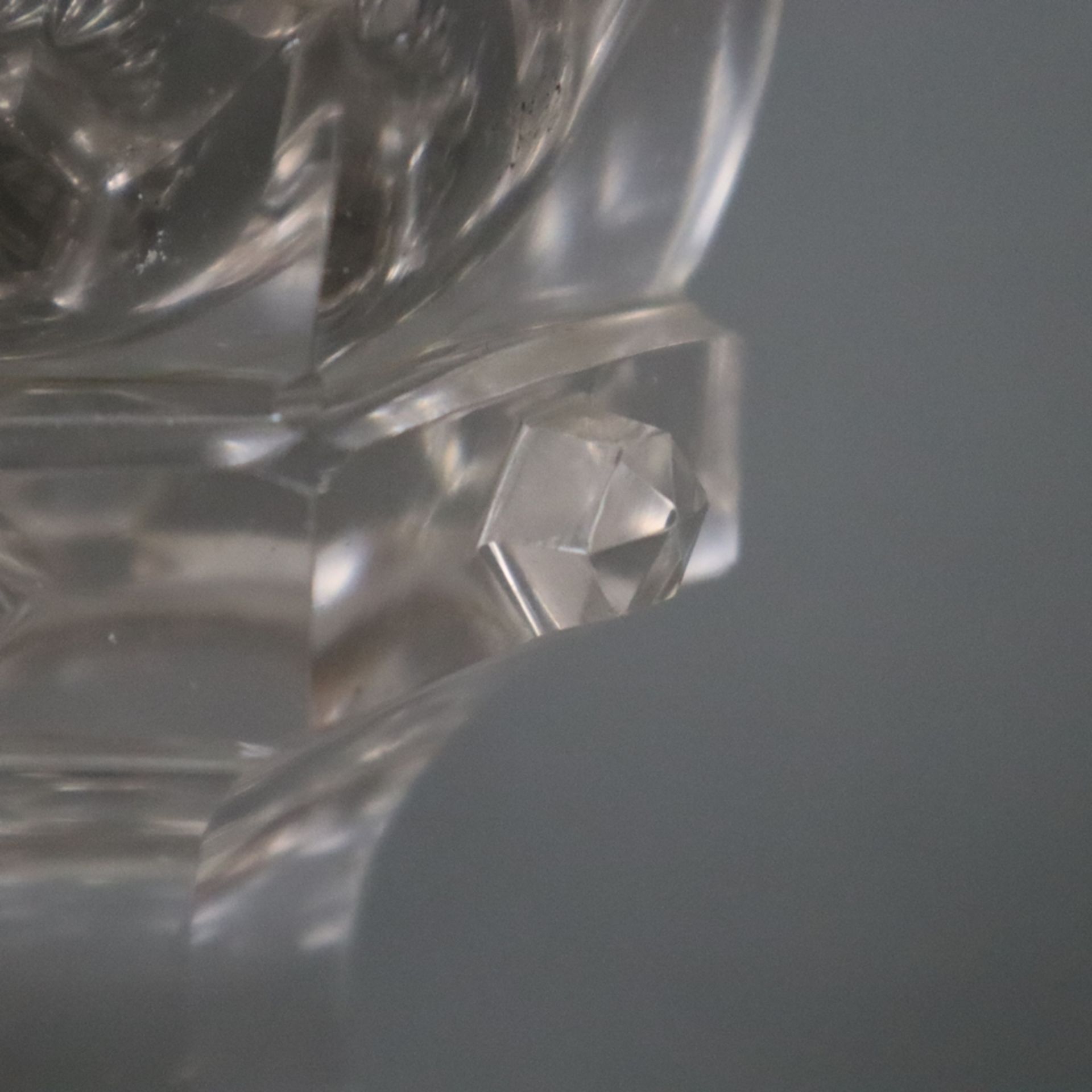 Großes Kelchglas - 19. Jh., wohl Böhmen, dickwandiges Klarglas, über gezacktem Fuß facettierter Sch - Image 4 of 7