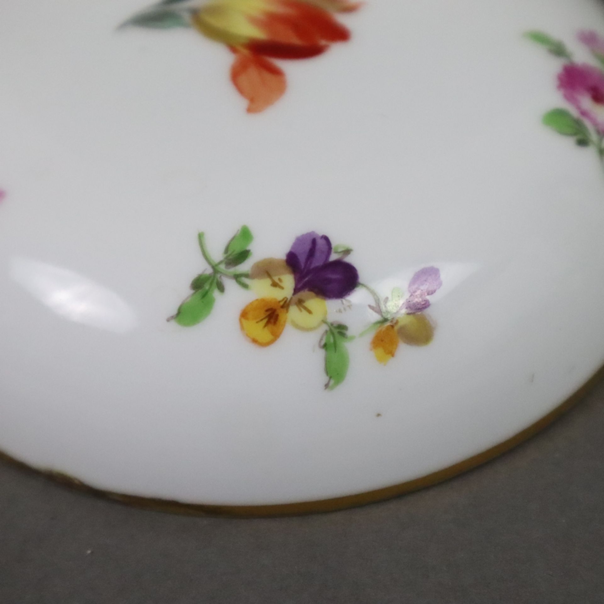 Deckeldose - Meissen, Porzellan, gedrückte Kugelform, fein bemalt mit gestreuten Frühlingsblumen, G - Image 5 of 7