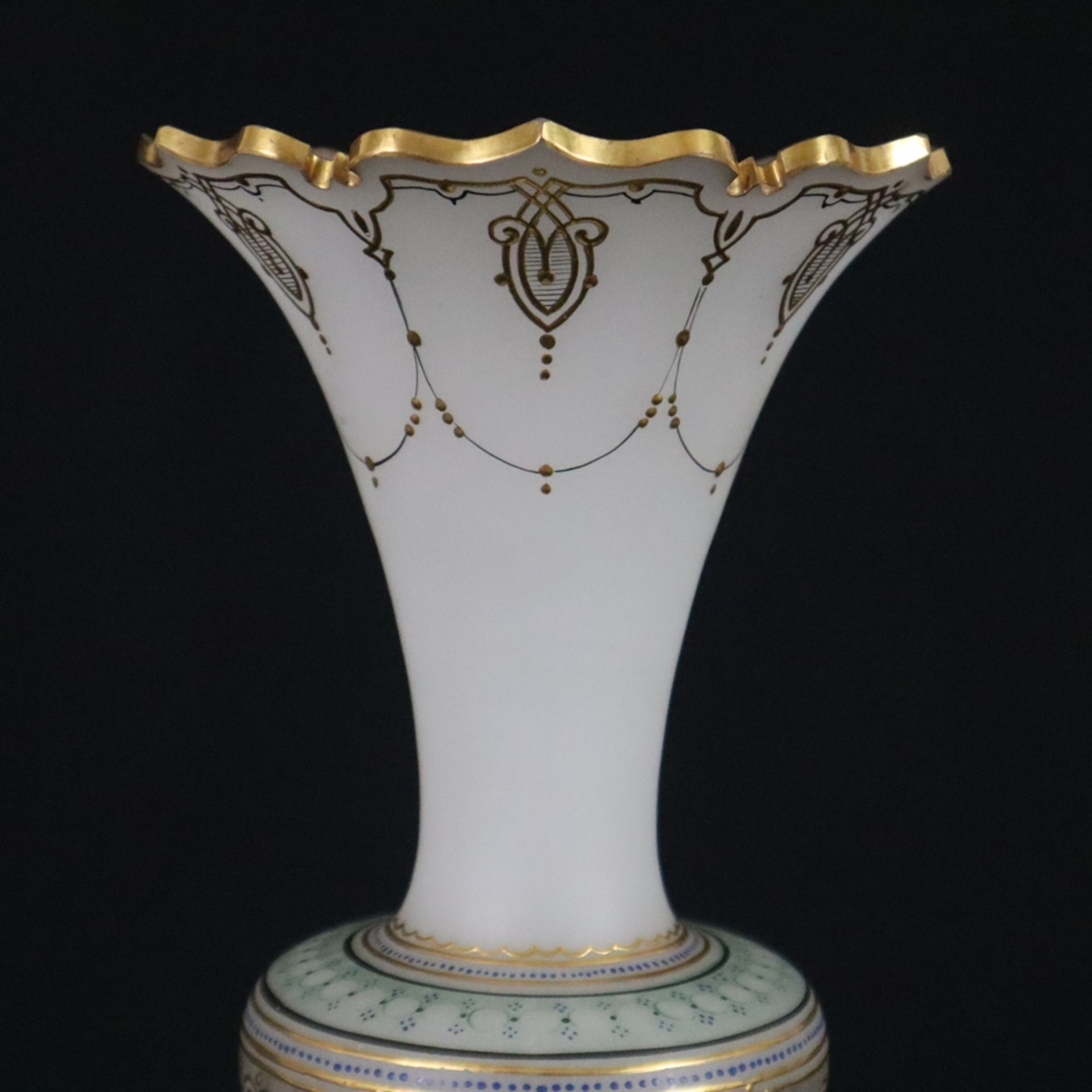 Vase - Böhmen, Ende 19. Jh./um 1900, opakweißes Glas, balusterförmiger Korpus mit gezacktem Lippenr - Image 3 of 9