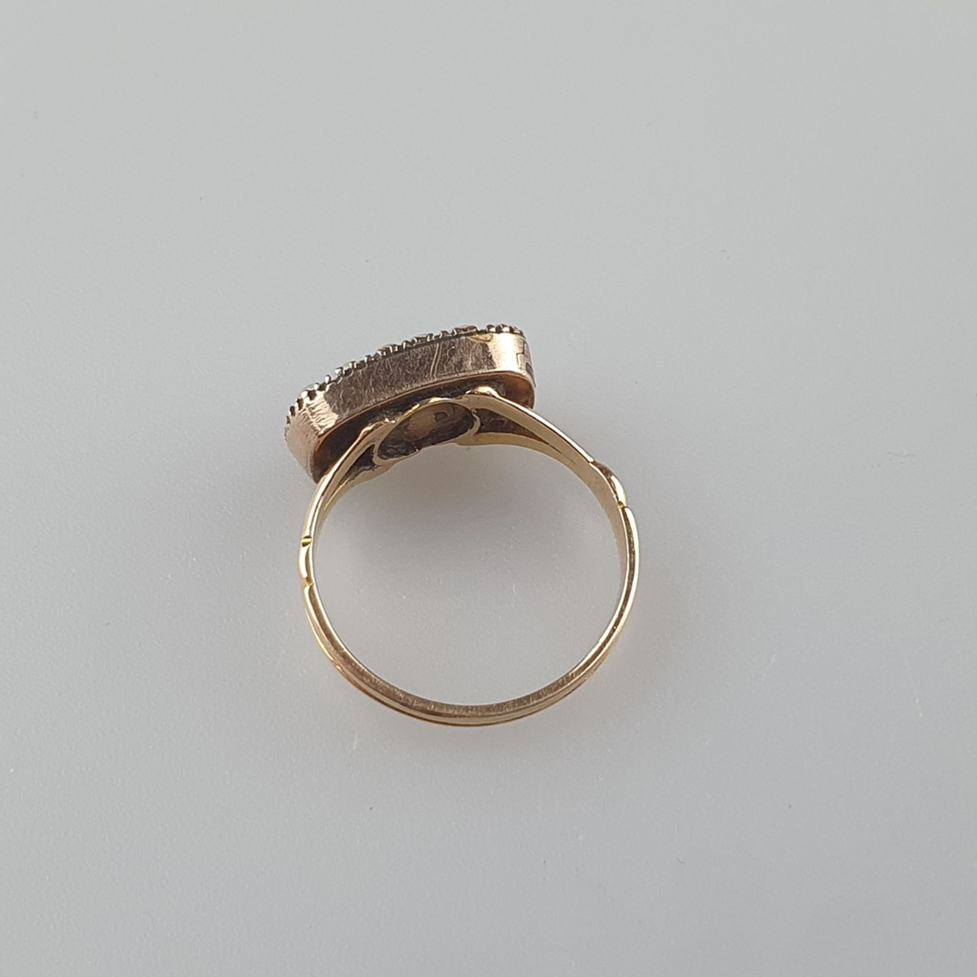 Perlring - Gold 585/000 (14K), gestempelt "15 K" / geprüft, rechteckiger Ringkopf besetzt mit bague - Bild 5 aus 5